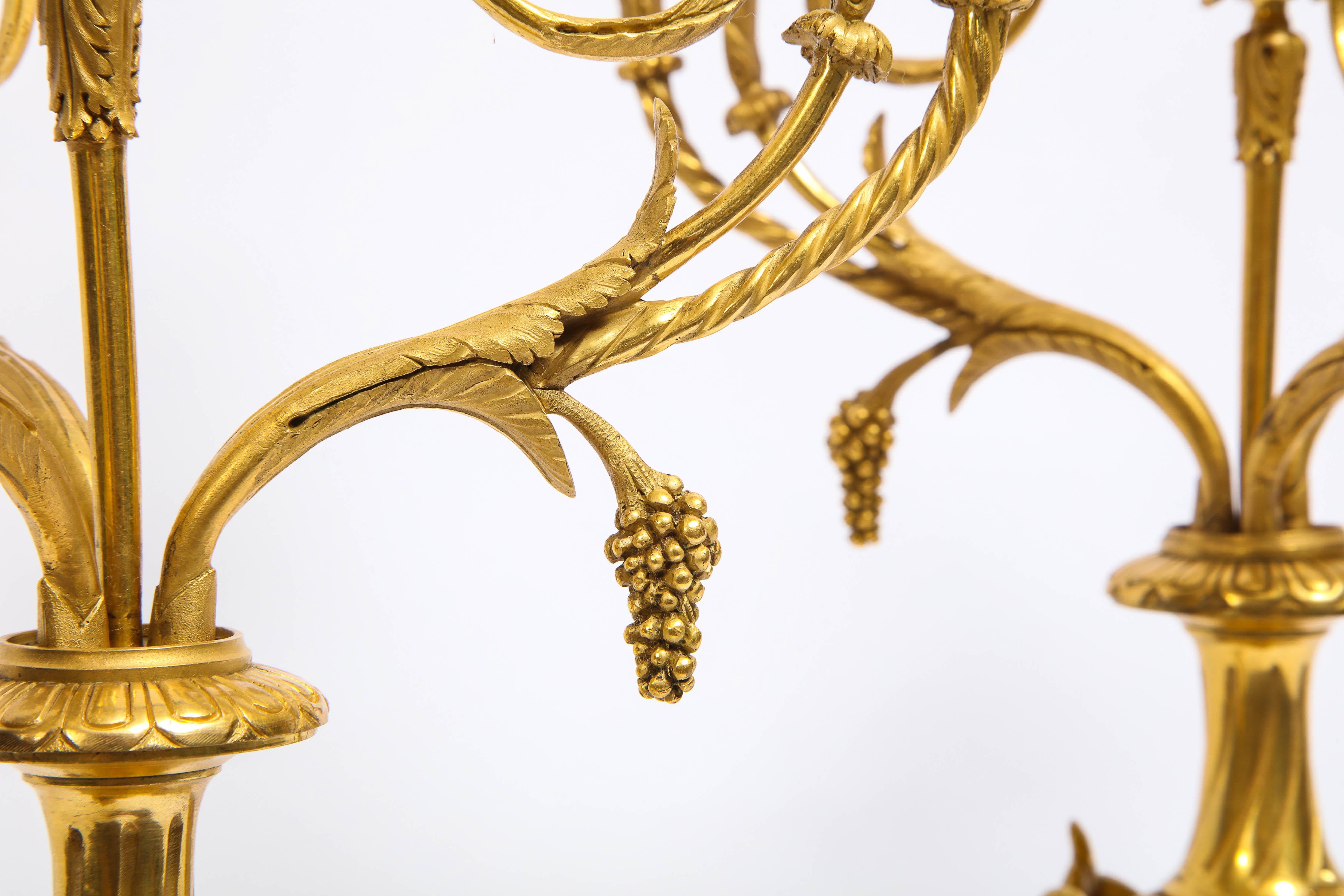 Paire de candélabres à trois bras en bronze doré de style Louis XVI, signés Millet en vente 4
