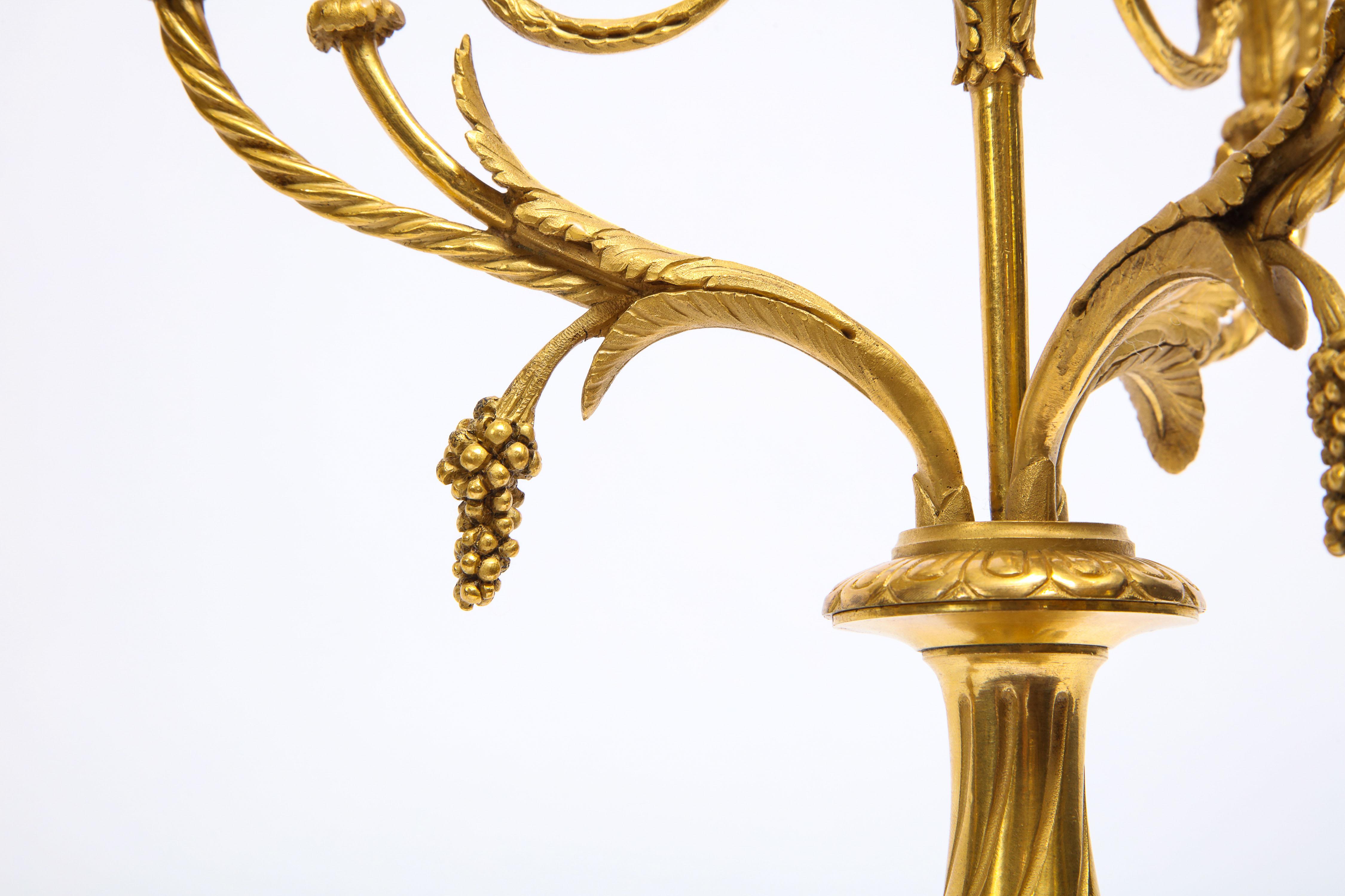 Dreiarmige französische Dore-Bronze-Kandelaber im Louis-XVI-Stil, signiert Millet, Paar im Angebot 5