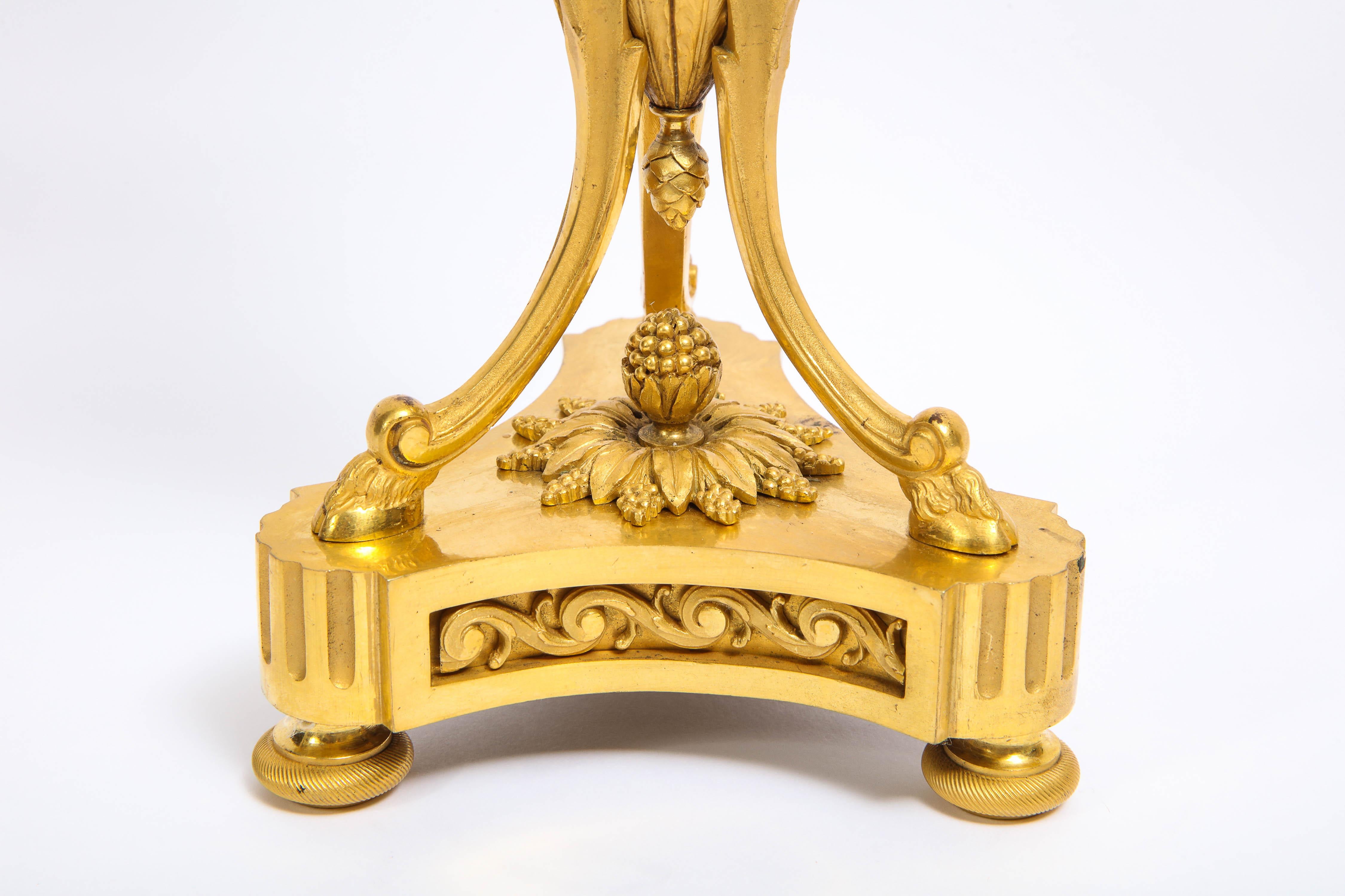 Dreiarmige französische Dore-Bronze-Kandelaber im Louis-XVI-Stil, signiert Millet, Paar im Angebot 9