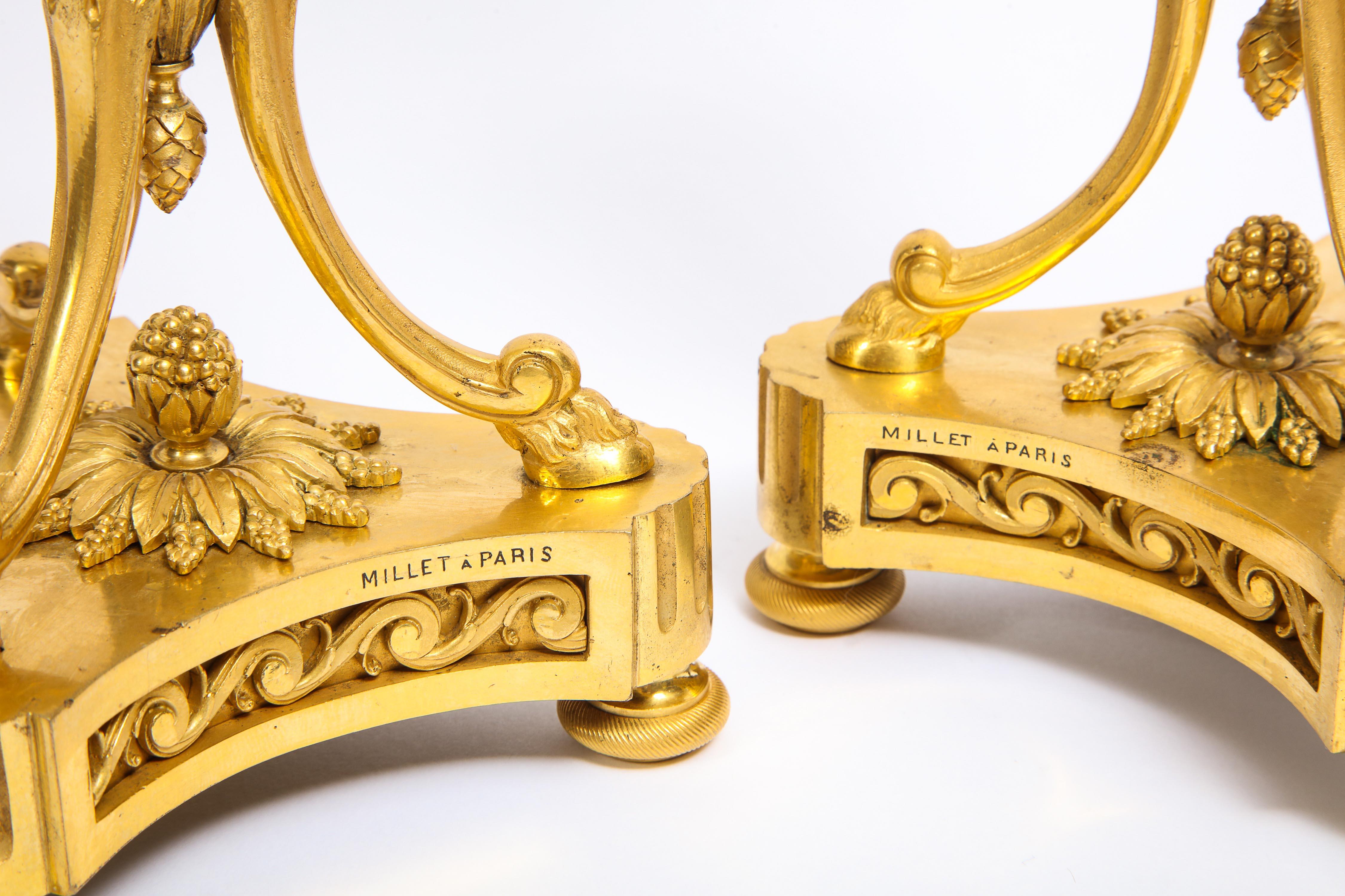 Dreiarmige französische Dore-Bronze-Kandelaber im Louis-XVI-Stil, signiert Millet, Paar im Angebot 10