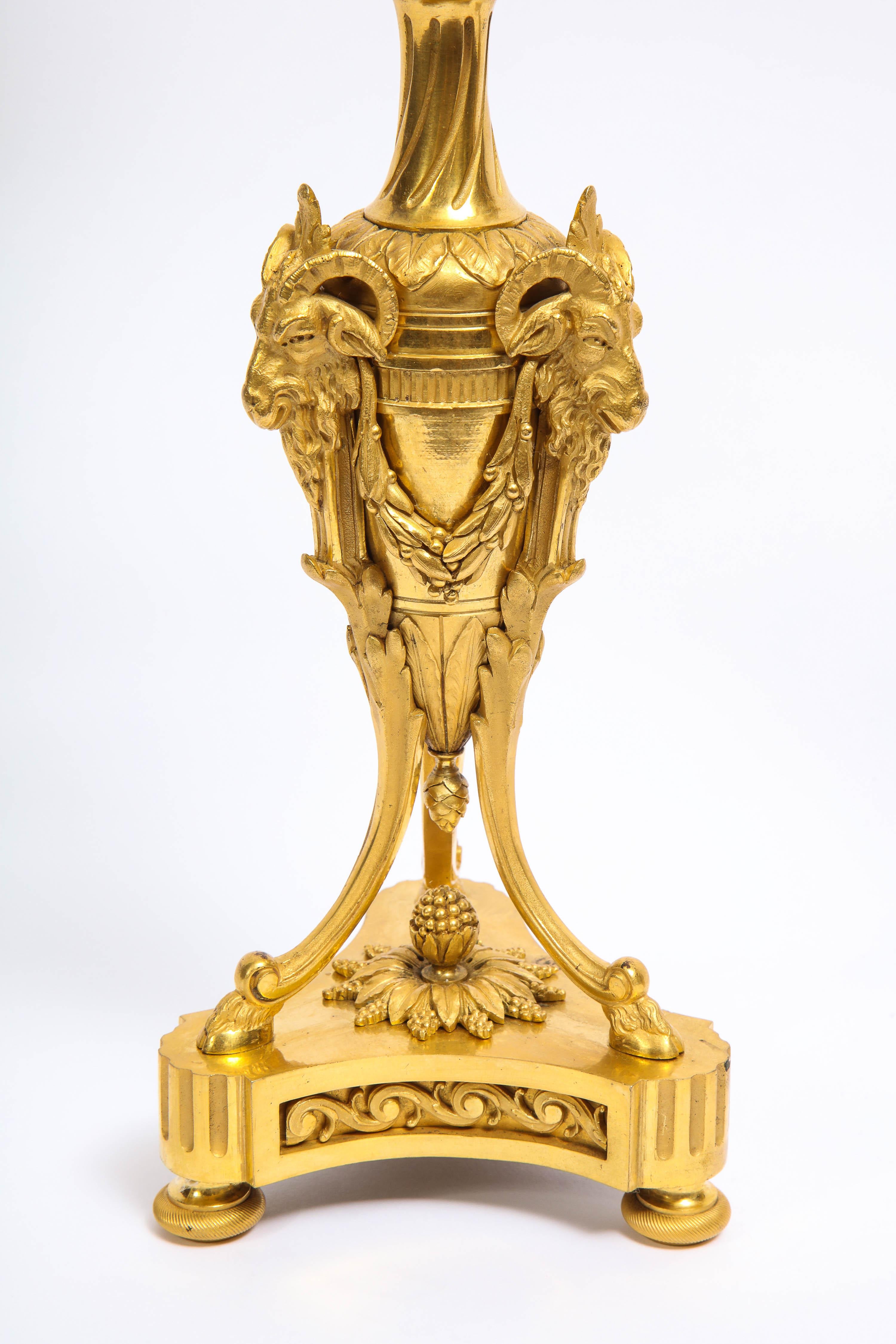 Paire de candélabres à trois bras en bronze doré de style Louis XVI, signés Millet Bon état - En vente à New York, NY