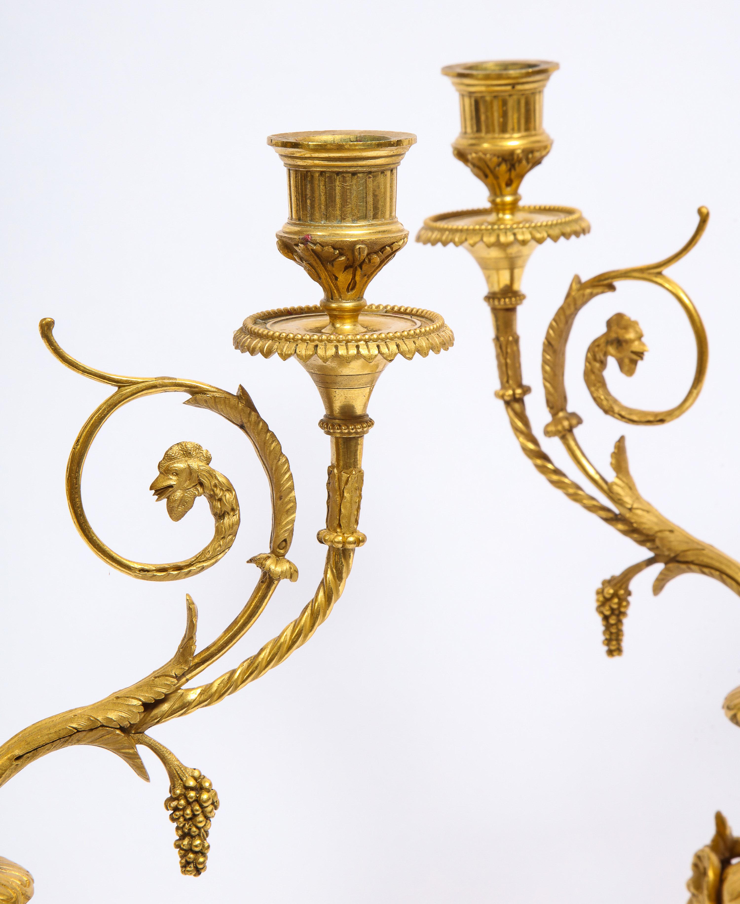 Dreiarmige französische Dore-Bronze-Kandelaber im Louis-XVI-Stil, signiert Millet, Paar im Angebot 1