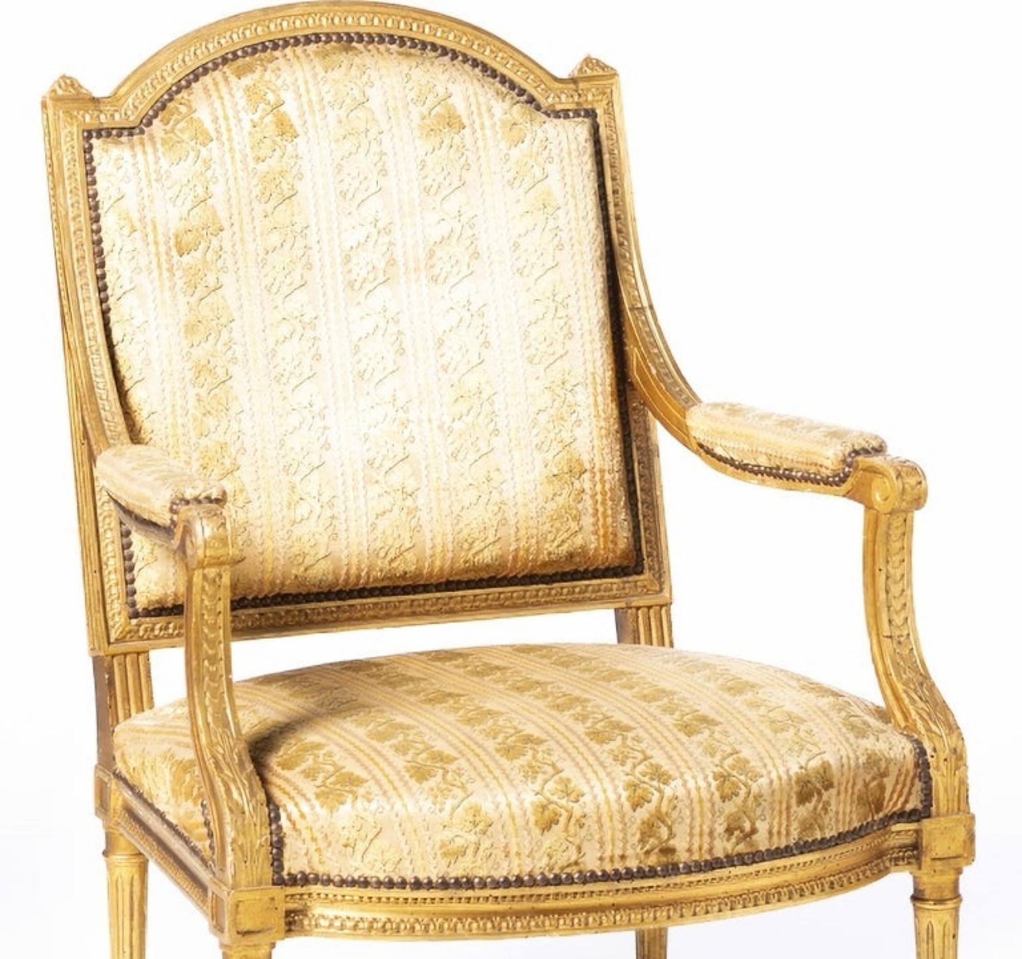 Paar Fauteuils im Stil Louis XVI
Französisch, ab Ende des 19. Jahrhunderts 
aus geschnitztem und vergoldetem Holz. 
Rückenlehnen, Rückenlehnen und Sitze gepolstert in Stoff mit Blumendekor. 
Abmessung: 92 x 55 x 52 cm.