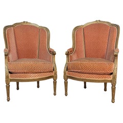 Paire de chaises Bergères en bois doré de style Louis XVI avec décor sculpté