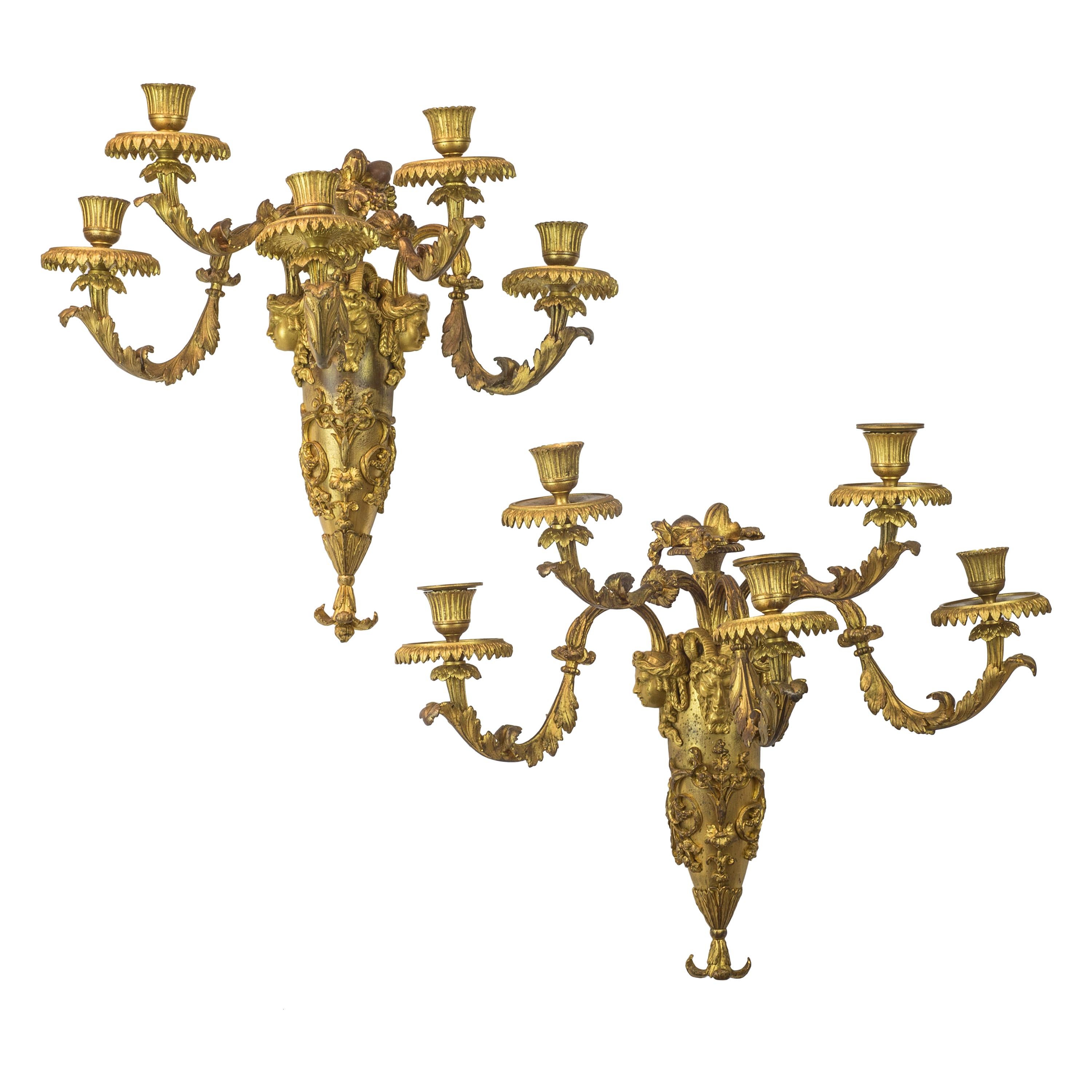 Paar französische Wandleuchter aus vergoldeter Bronze im Louis-XVI-Stil mit fünf Lichtern