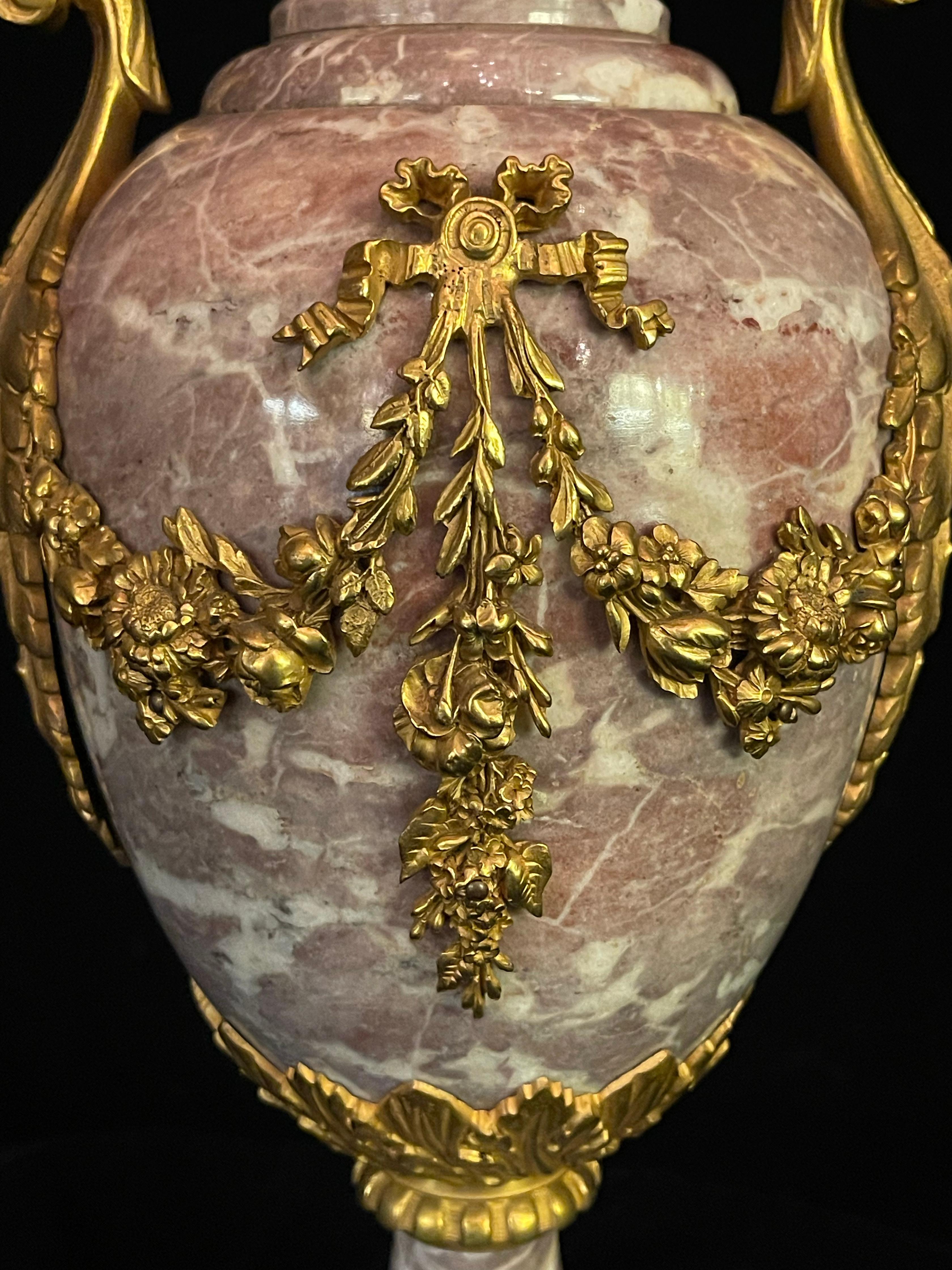 Coppia di lampade a urna in marmo Sarrancolin in stile Luigi XVI, con montatura in bronzo dorato in vendita 3