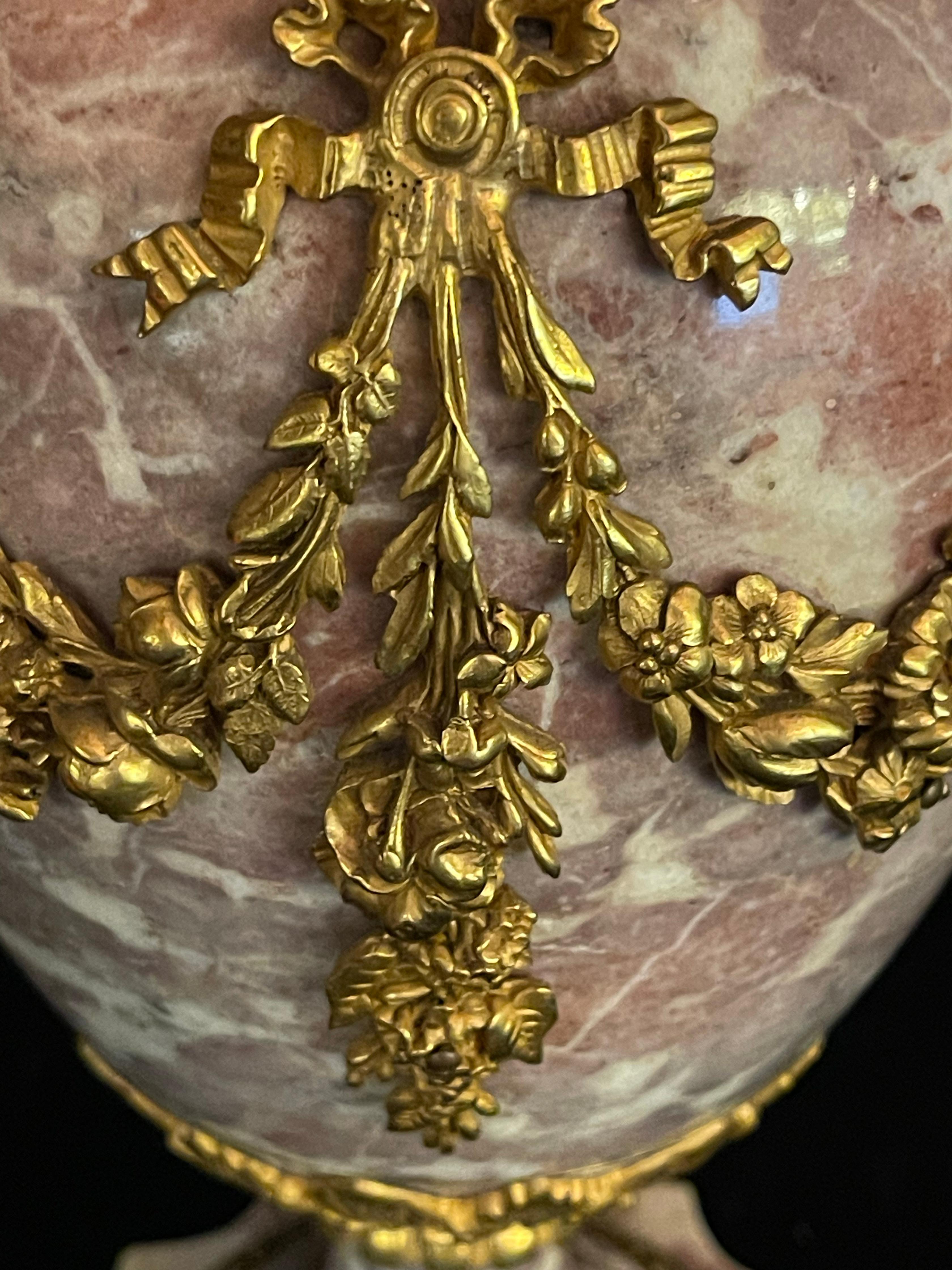 Coppia di lampade a urna in marmo Sarrancolin in stile Luigi XVI, con montatura in bronzo dorato in vendita 4