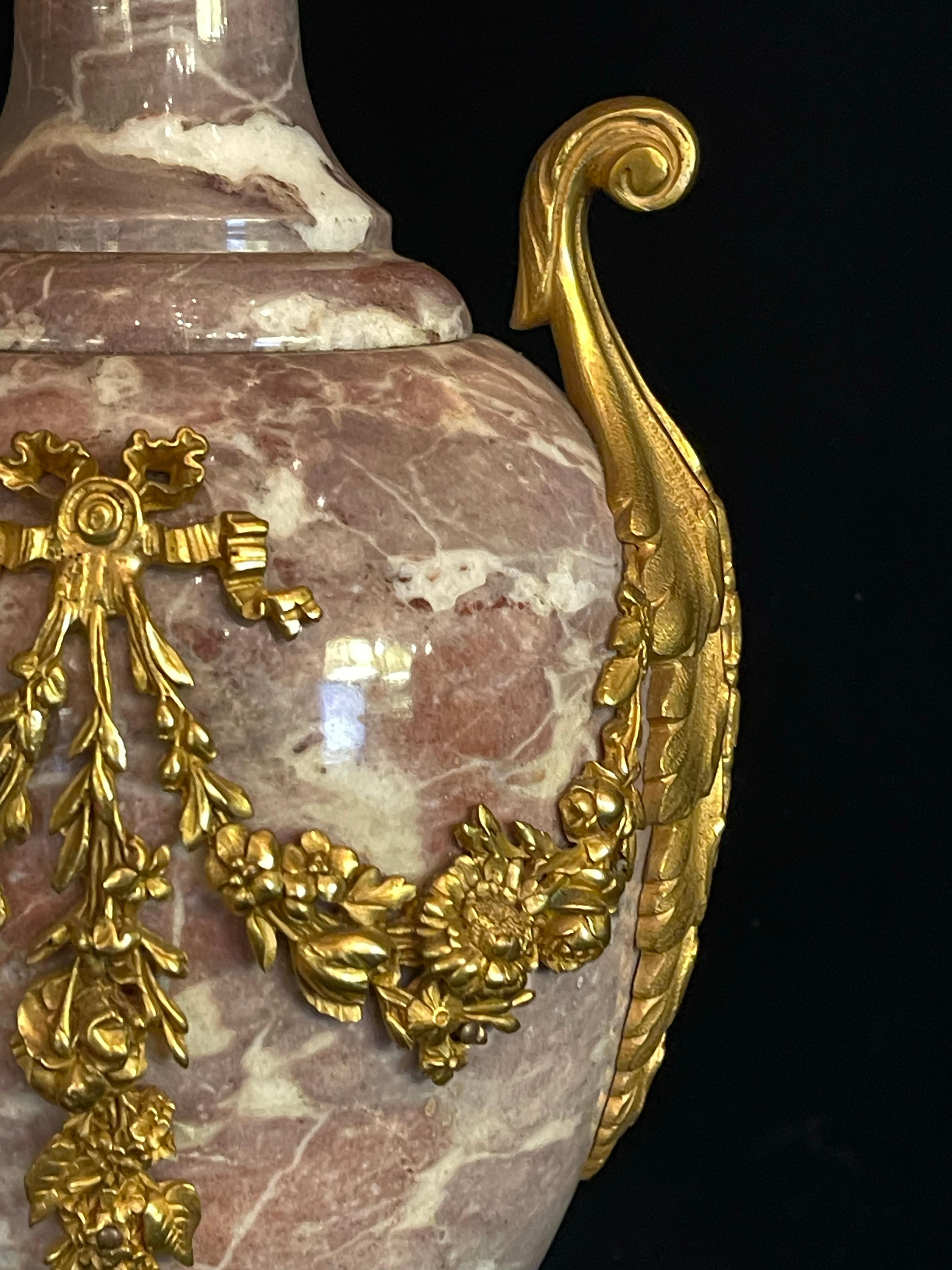 Coppia di lampade a urna in marmo Sarrancolin in stile Luigi XVI, con montatura in bronzo dorato in vendita 5