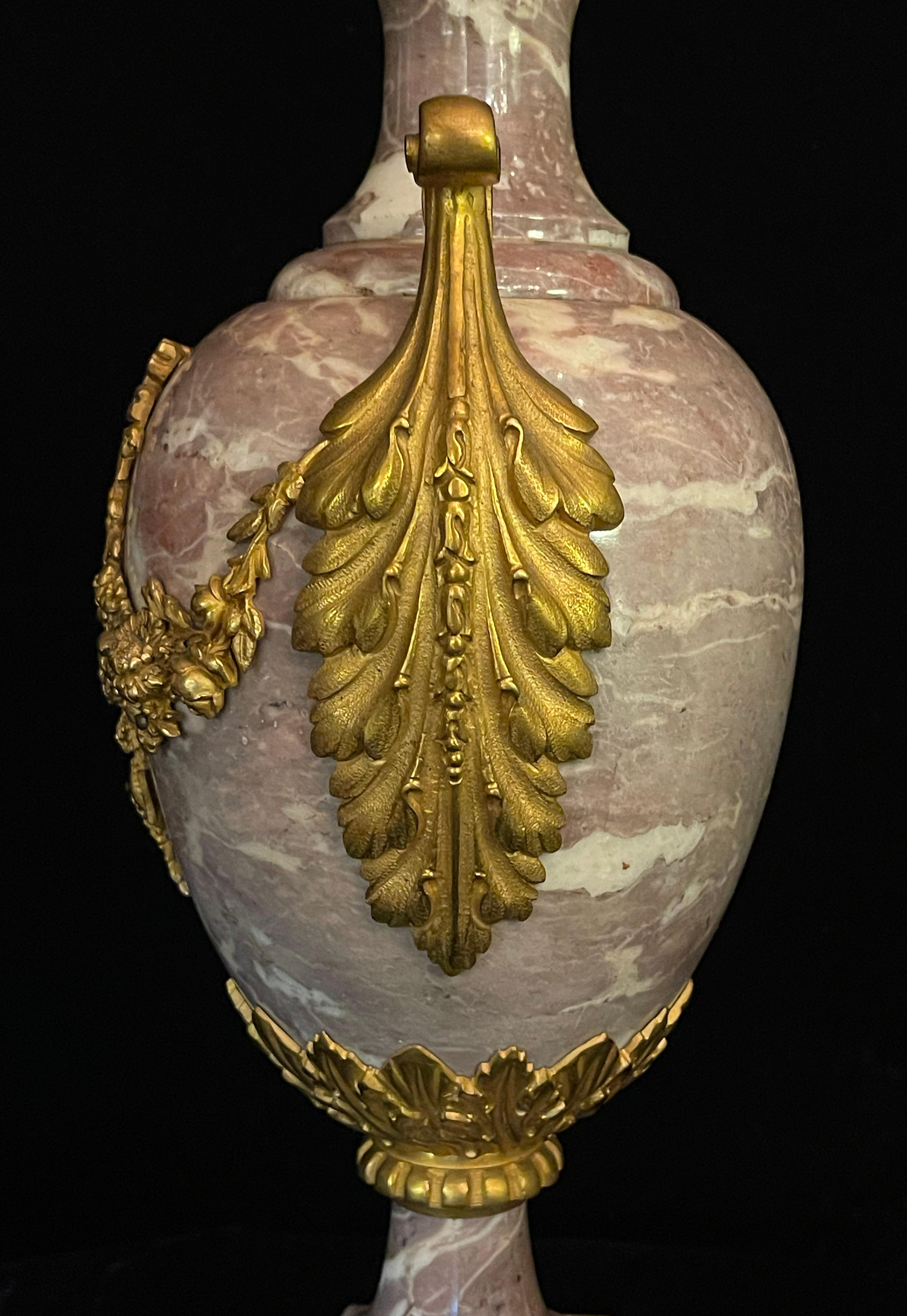Coppia di lampade a urna in marmo Sarrancolin in stile Luigi XVI, con montatura in bronzo dorato in vendita 6