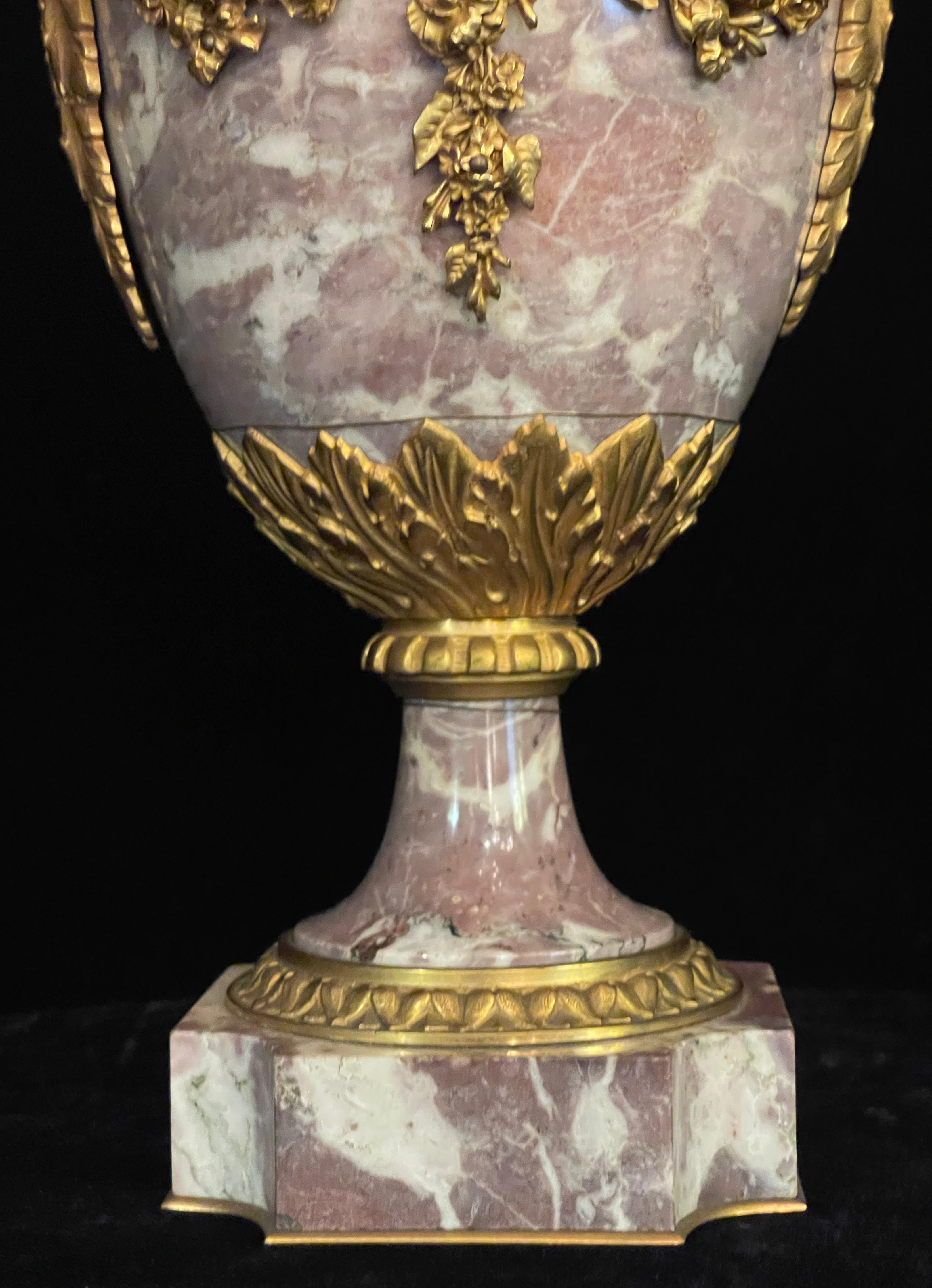 Coppia di lampade a urna in marmo Sarrancolin in stile Luigi XVI, con montatura in bronzo dorato in vendita 9