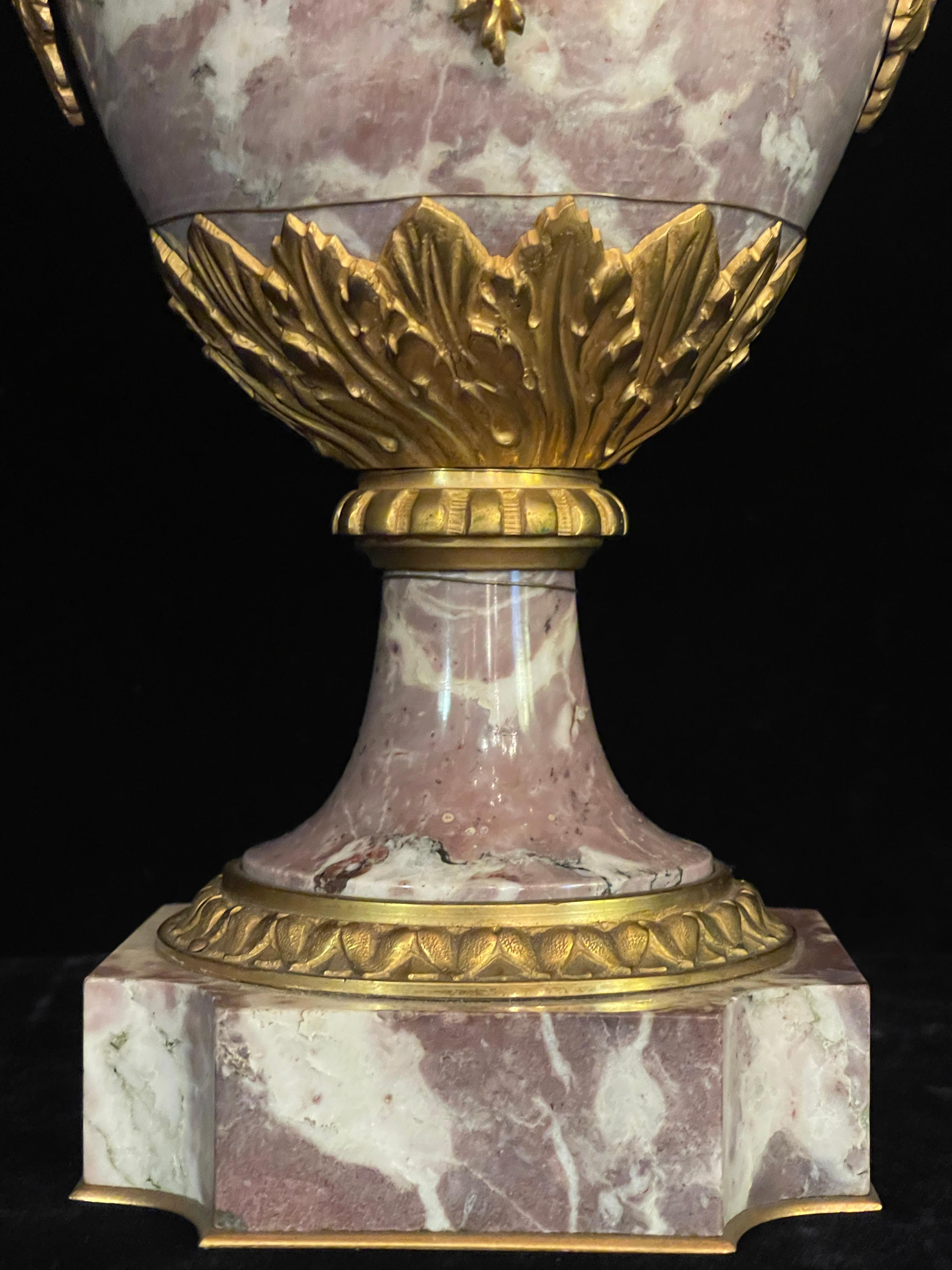 Coppia di lampade a urna in marmo Sarrancolin in stile Luigi XVI, con montatura in bronzo dorato in vendita 10