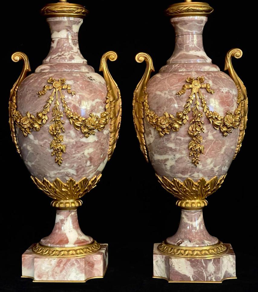 Una superba e decorativa coppia di lampade a forma di marmo Sarrancolin con montatura in bronzo dorato del XIX secolo, realizzate in marmo Sarrancolin riccamente venato e montate con bronzo doré finemente fuso in stile neoclassico. Ogni corpo a