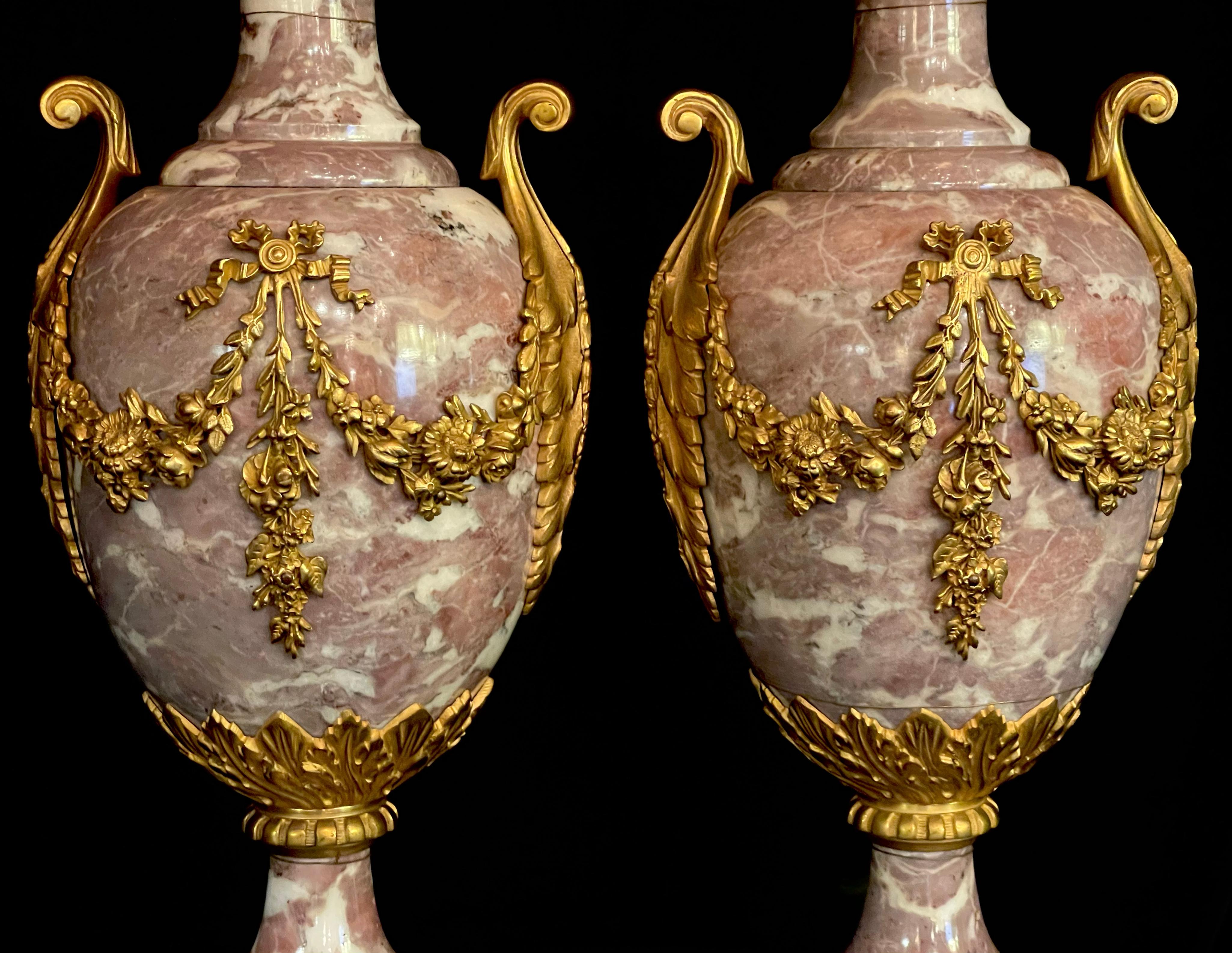 Francese Coppia di lampade a urna in marmo Sarrancolin in stile Luigi XVI, con montatura in bronzo dorato in vendita