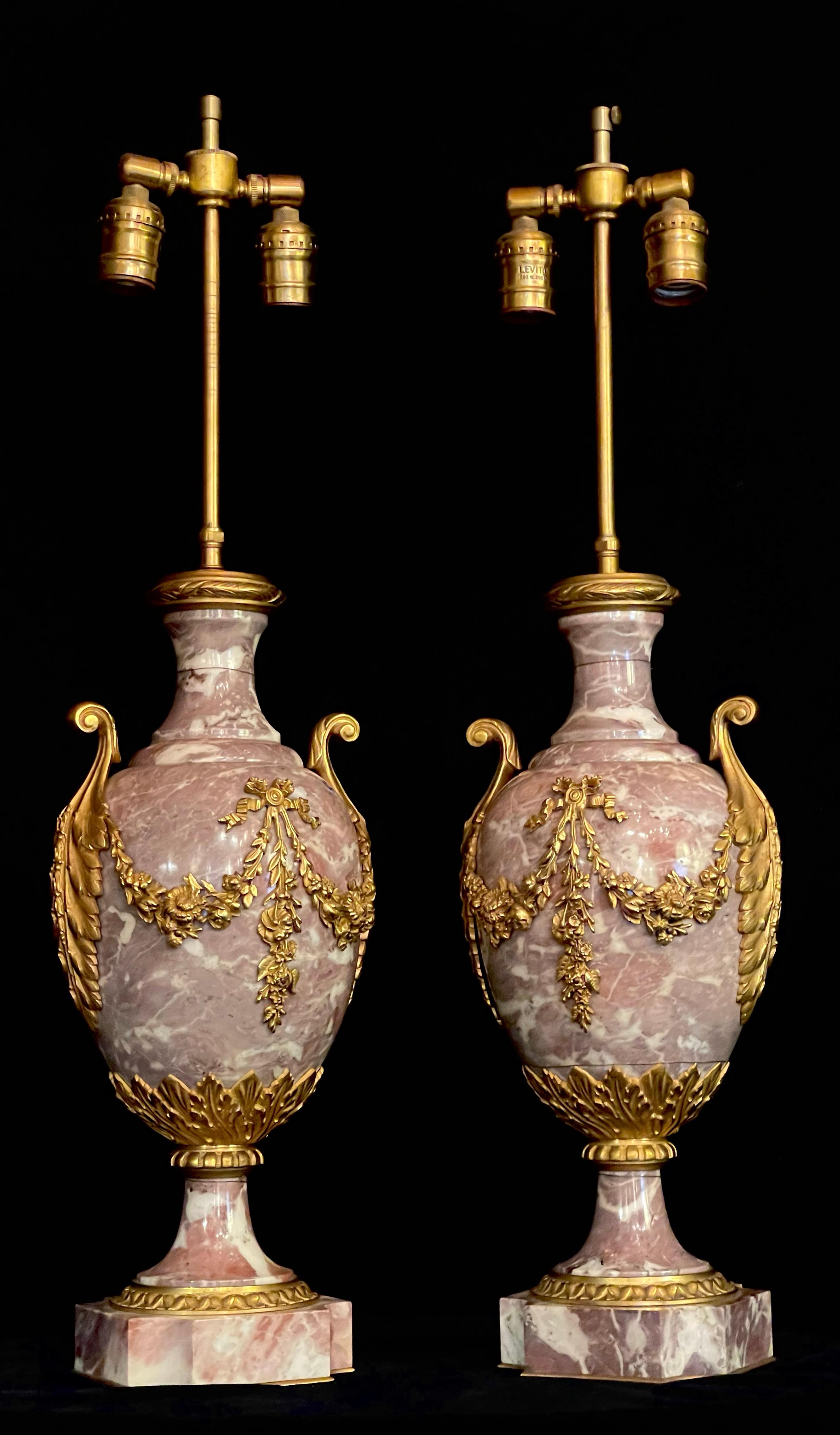 Dorato Coppia di lampade a urna in marmo Sarrancolin in stile Luigi XVI, con montatura in bronzo dorato in vendita