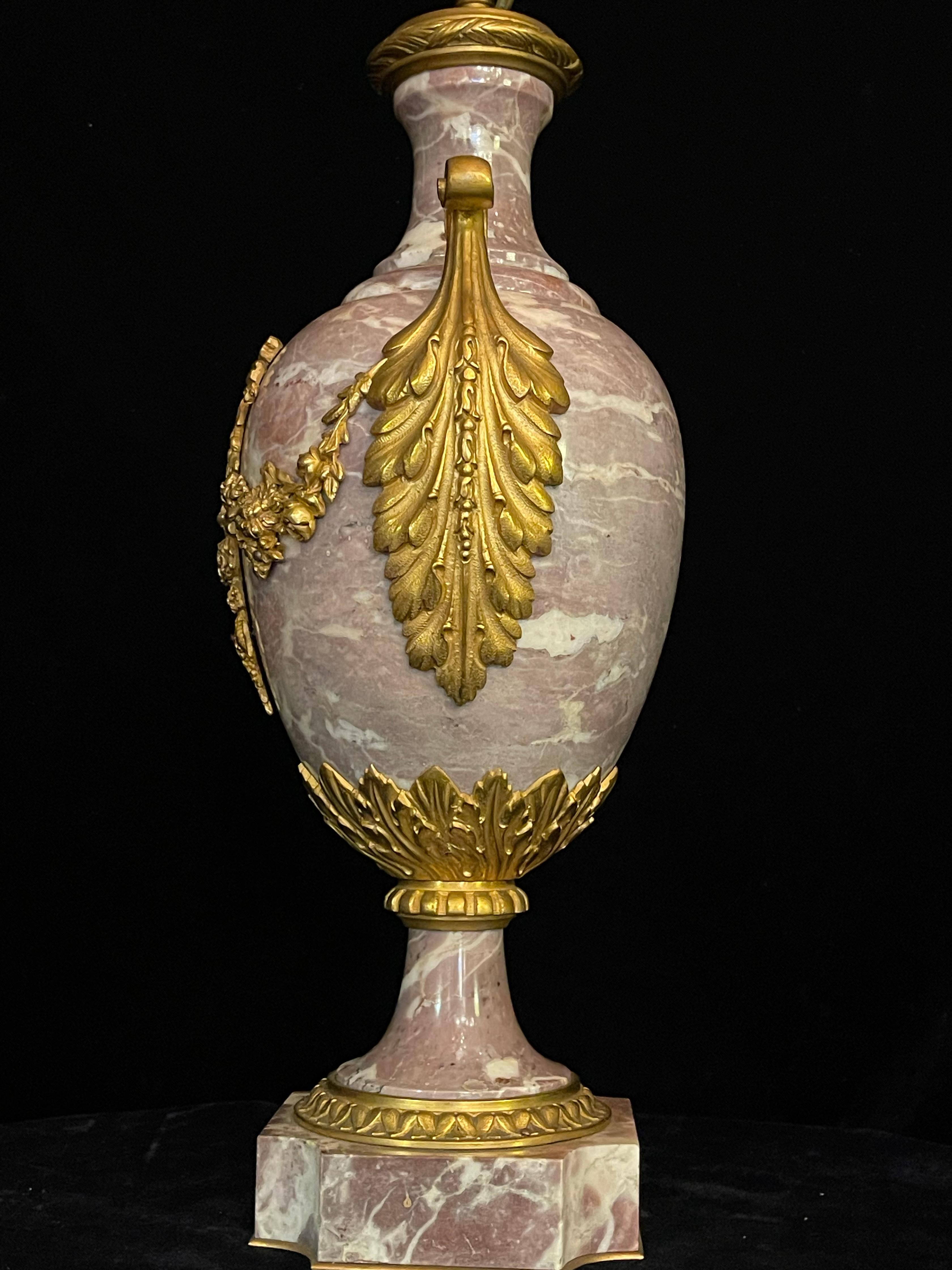 XIX secolo Coppia di lampade a urna in marmo Sarrancolin in stile Luigi XVI, con montatura in bronzo dorato in vendita