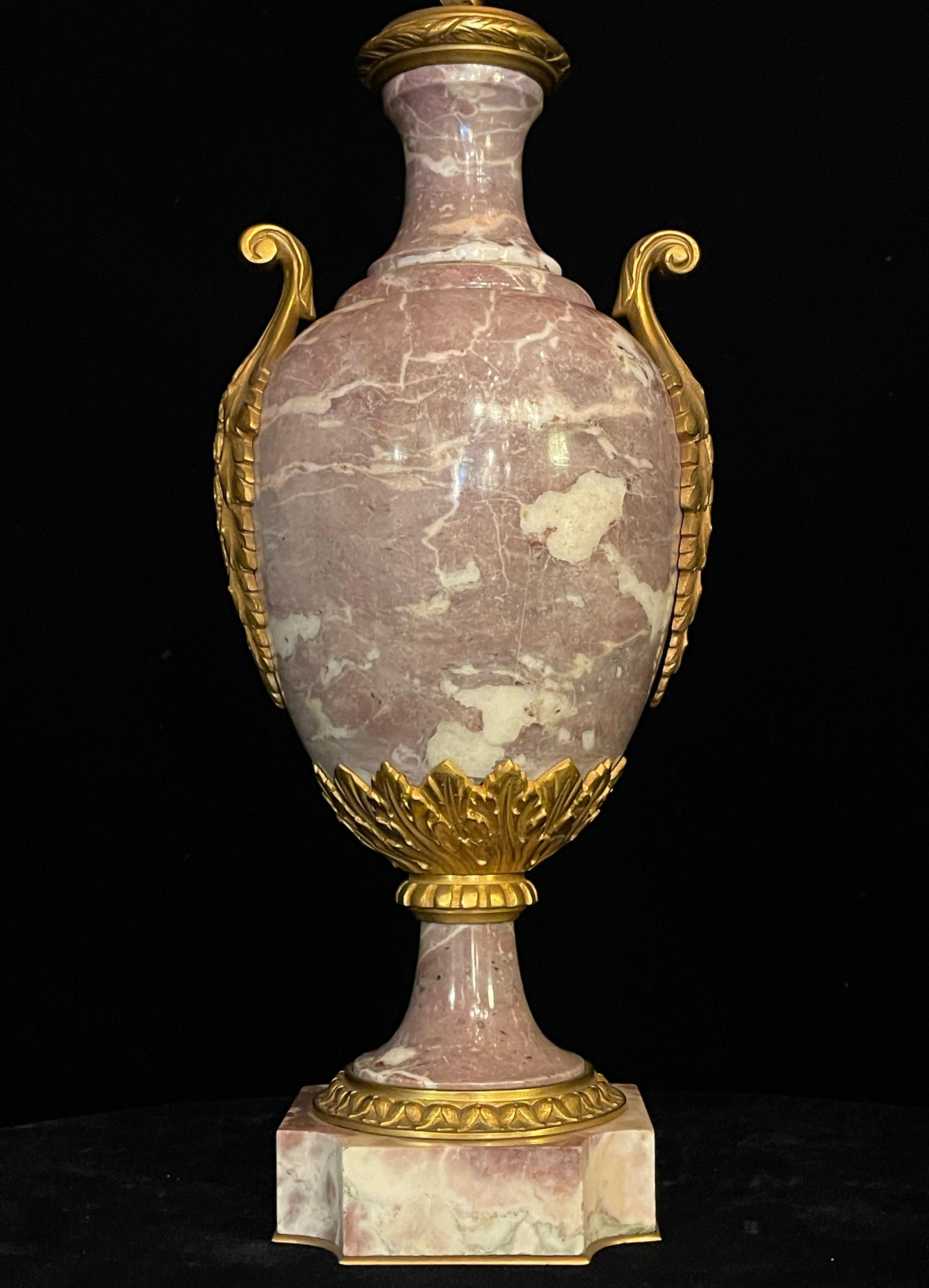 Bronzo Coppia di lampade a urna in marmo Sarrancolin in stile Luigi XVI, con montatura in bronzo dorato in vendita