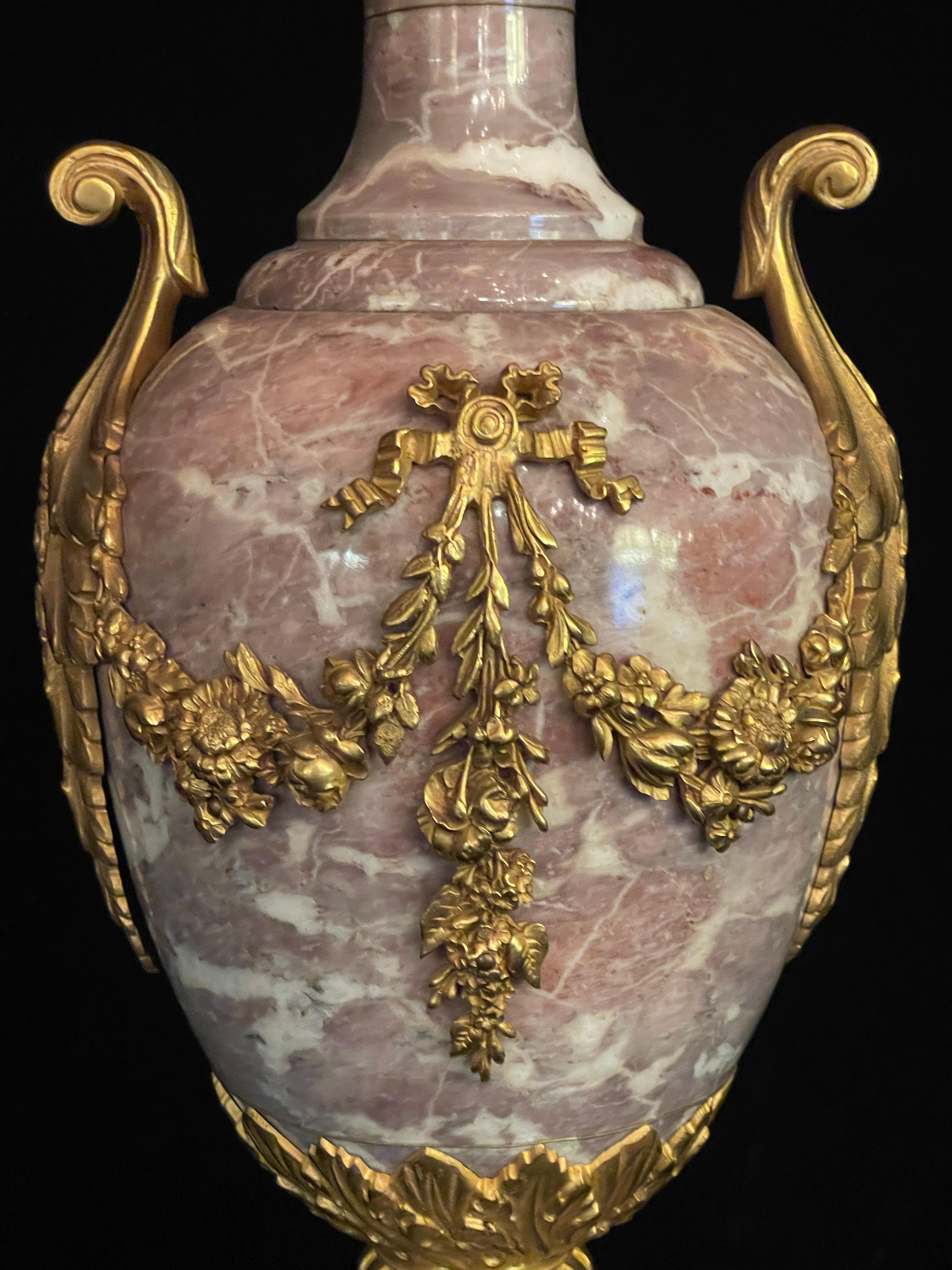 Coppia di lampade a urna in marmo Sarrancolin in stile Luigi XVI, con montatura in bronzo dorato in vendita 1