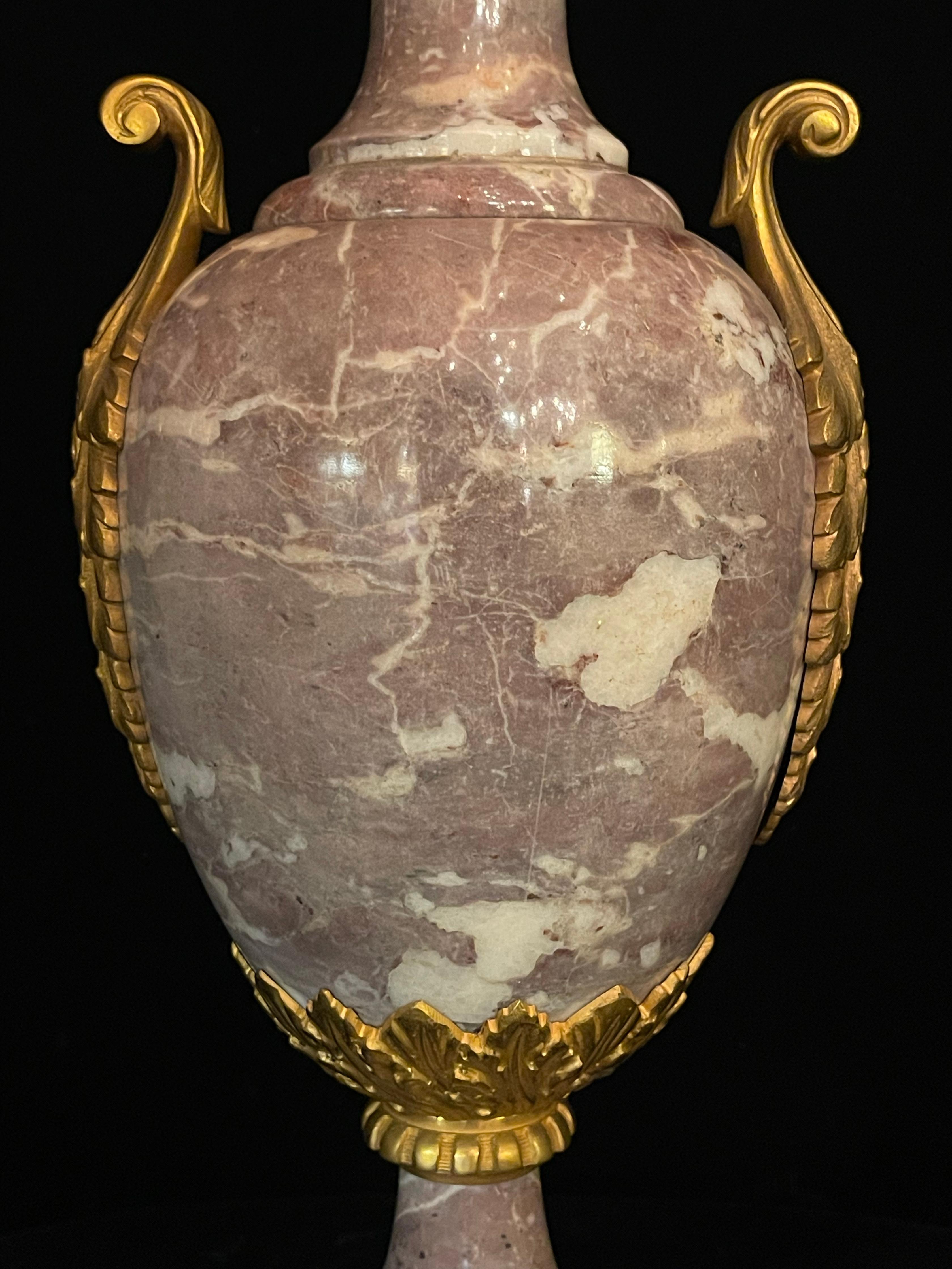 Coppia di lampade a urna in marmo Sarrancolin in stile Luigi XVI, con montatura in bronzo dorato in vendita 2