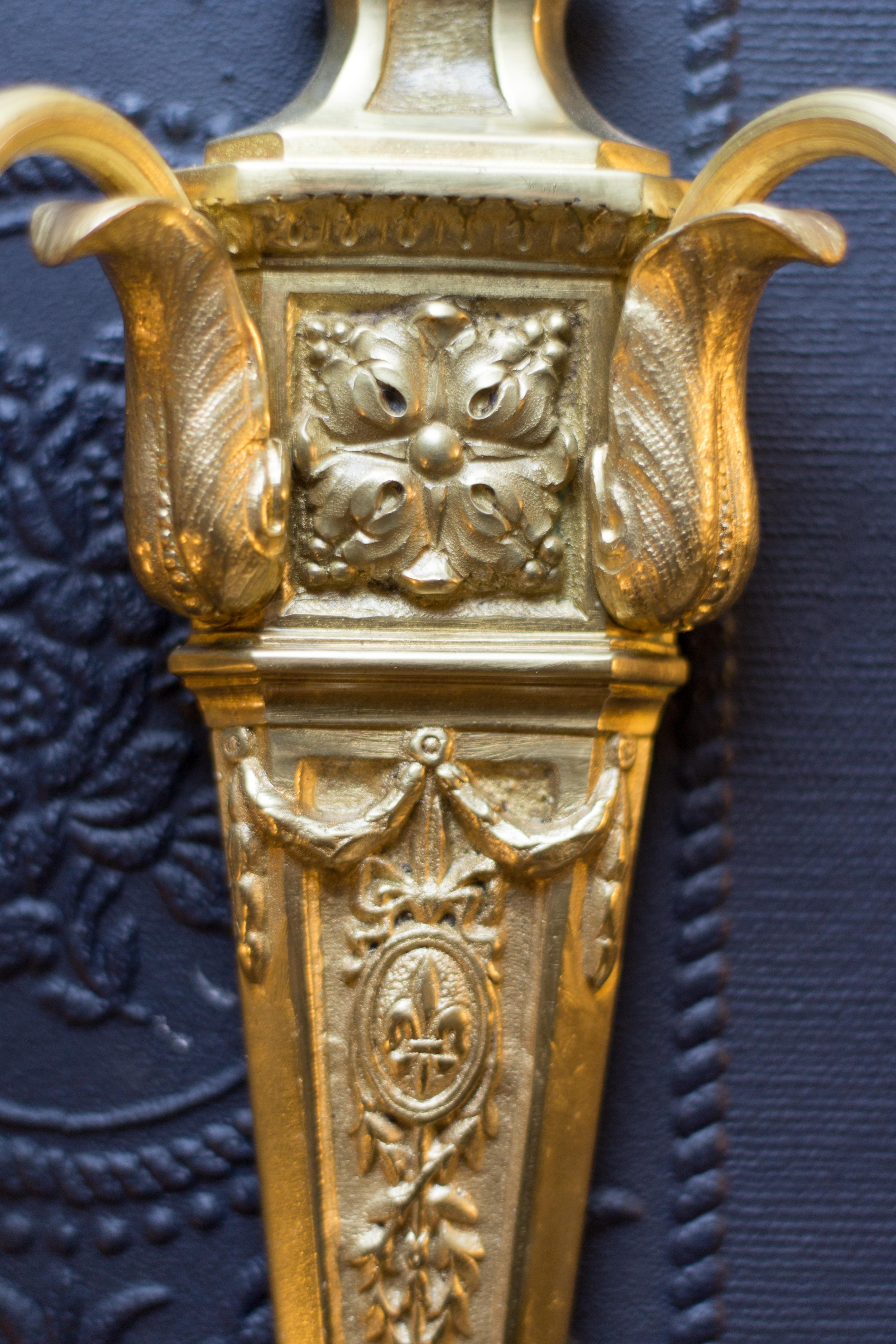 Pair of French Louis XVI Style Two-Light Gilt Bronze Sconces (Frühes 20. Jahrhundert)