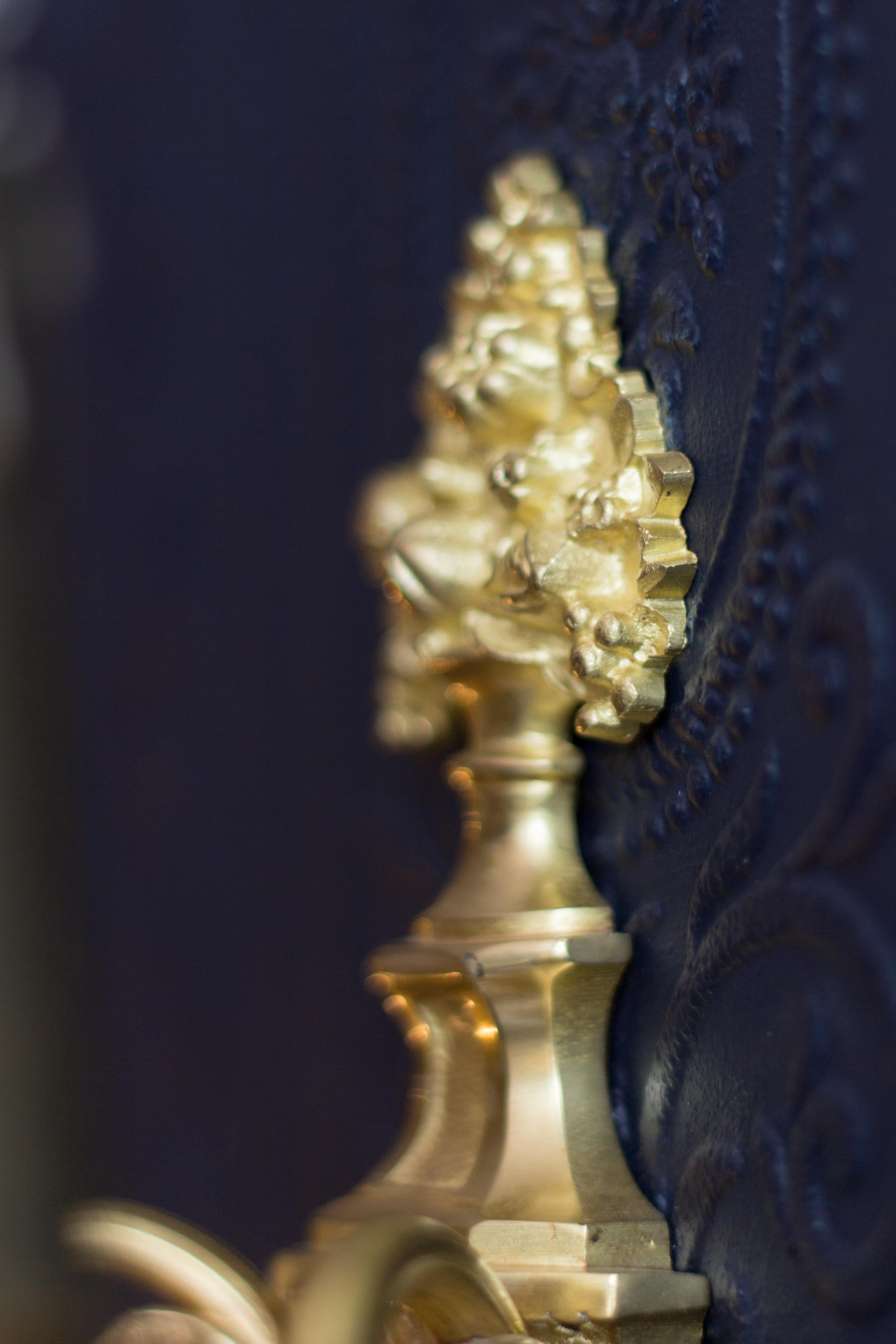 Pair of French Louis XVI Style Two-Light Gilt Bronze Sconces im Zustand „Gut“ in Barntrup, DE