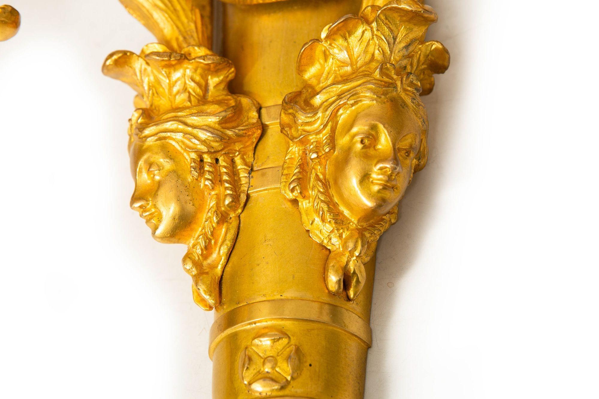 Pareja de candelabros de pared de dos luces de bronce dorado estilo Luis XVI francés en venta 3