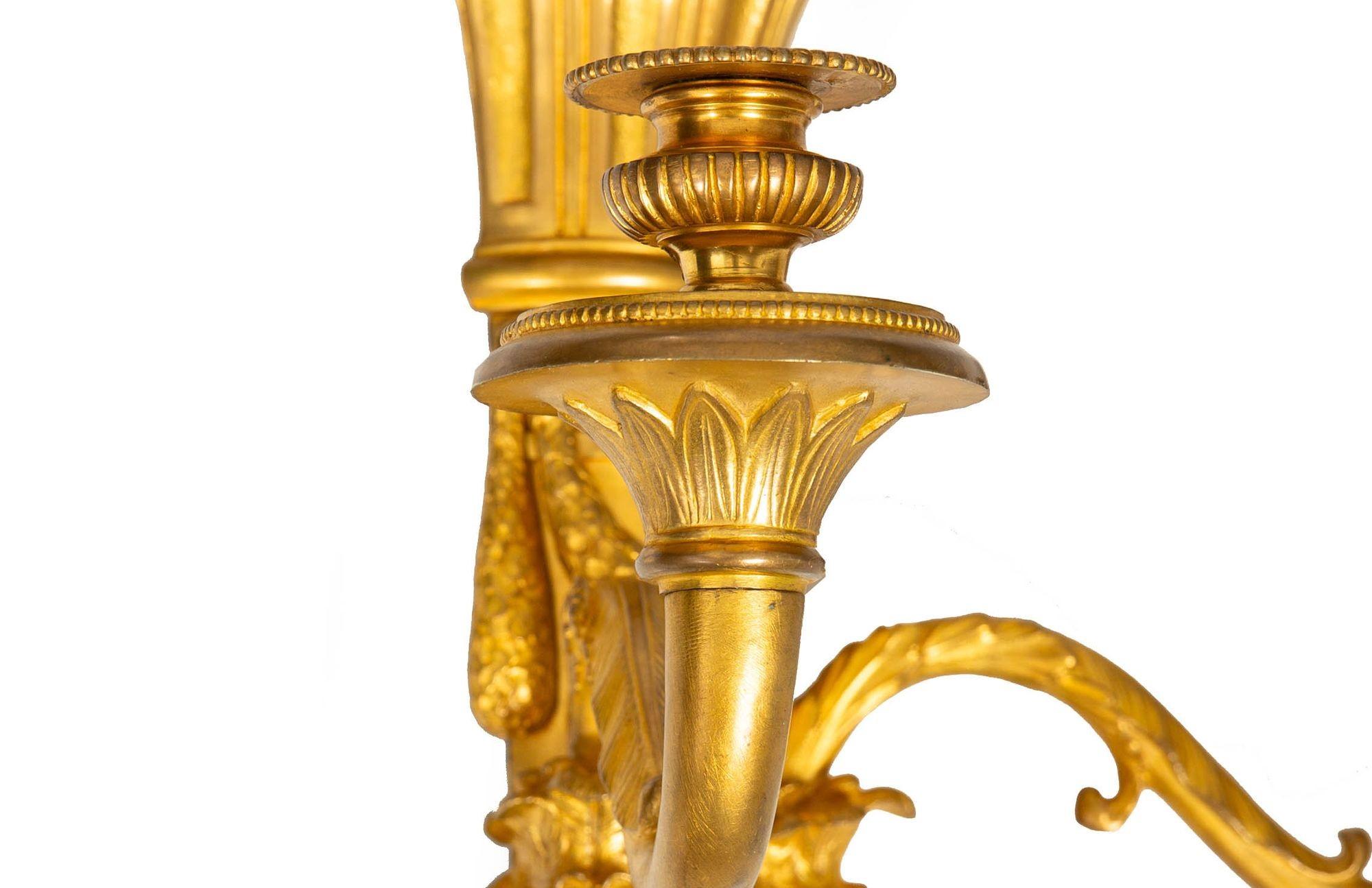 Pareja de candelabros de pared de dos luces de bronce dorado estilo Luis XVI francés en venta 4