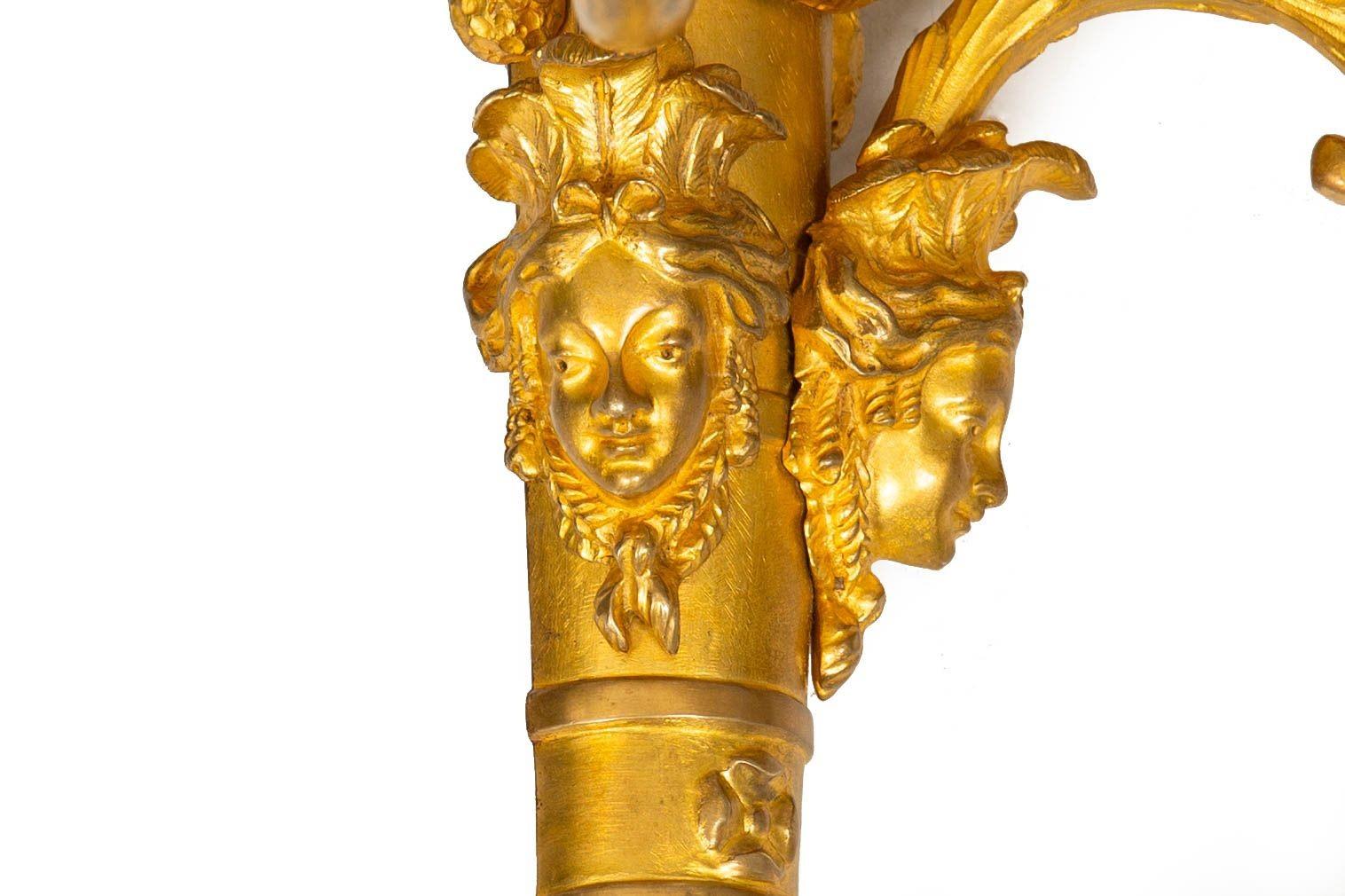 Pareja de candelabros de pared de dos luces de bronce dorado estilo Luis XVI francés en venta 5