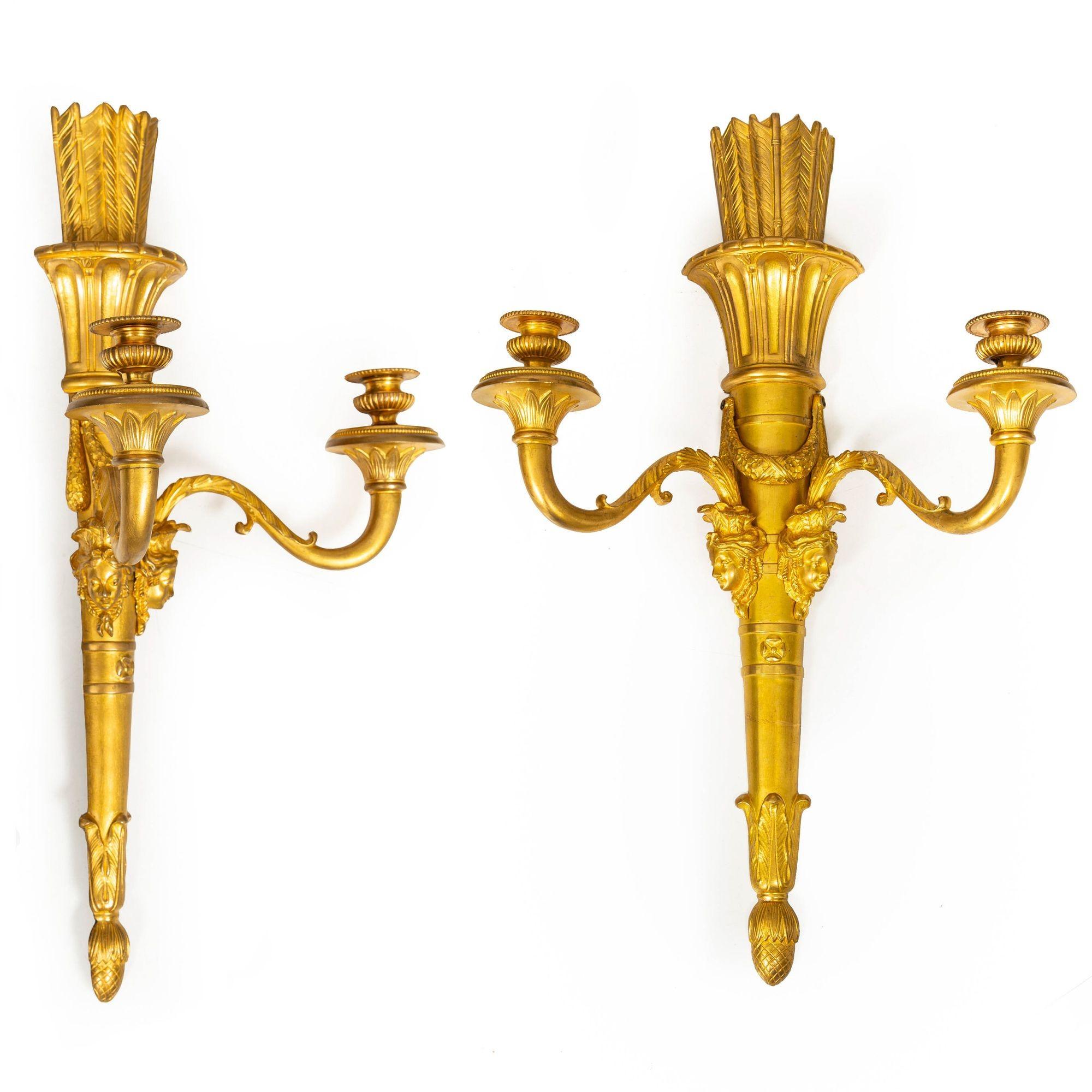 PAR DE APLIQUES FRANCESES DE BRONCE DORADO

Circa finales del siglo XIX/principios del XX

ref. 502JIP14L

23 1/4