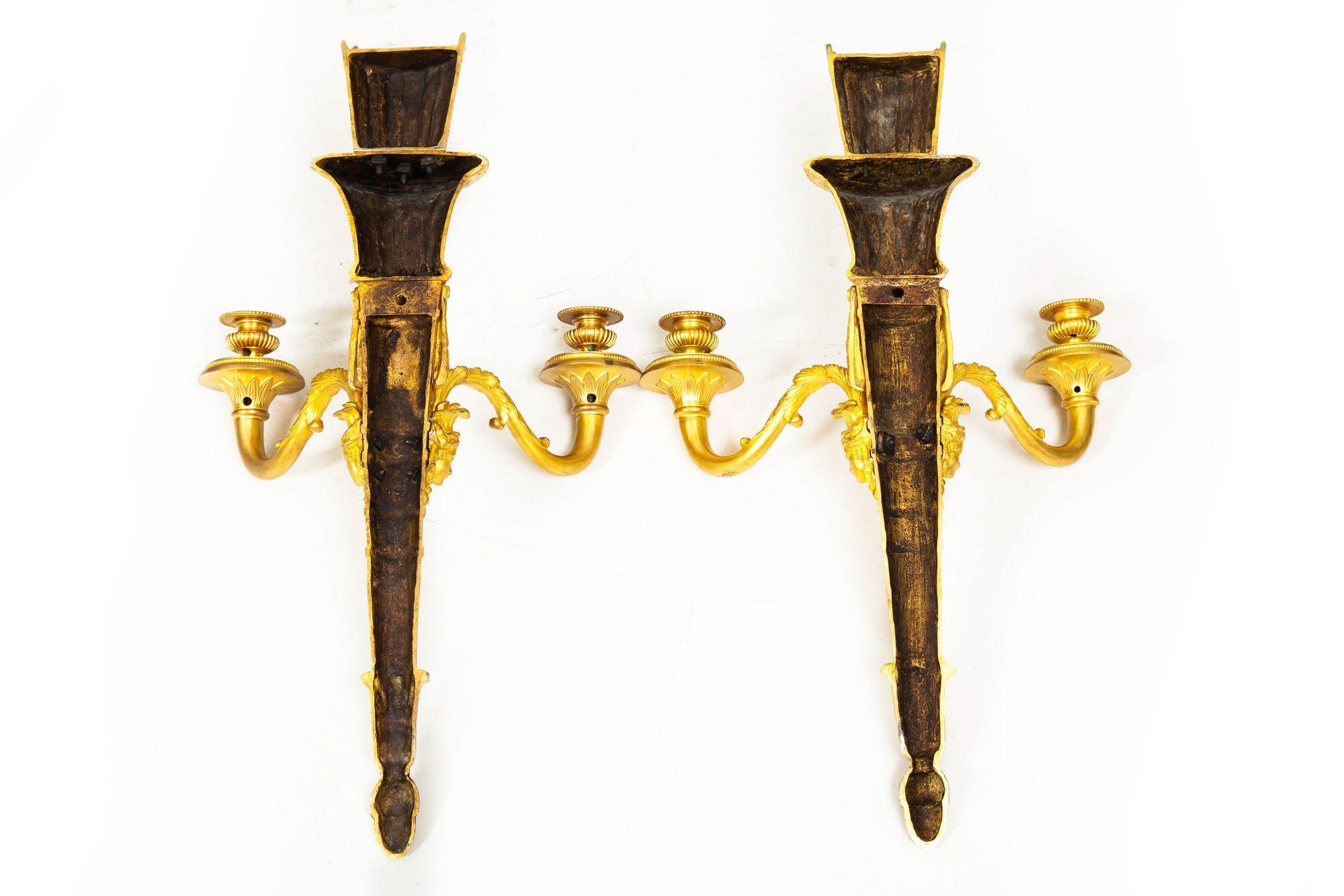 Pareja de candelabros de pared de dos luces de bronce dorado estilo Luis XVI francés Francés en venta