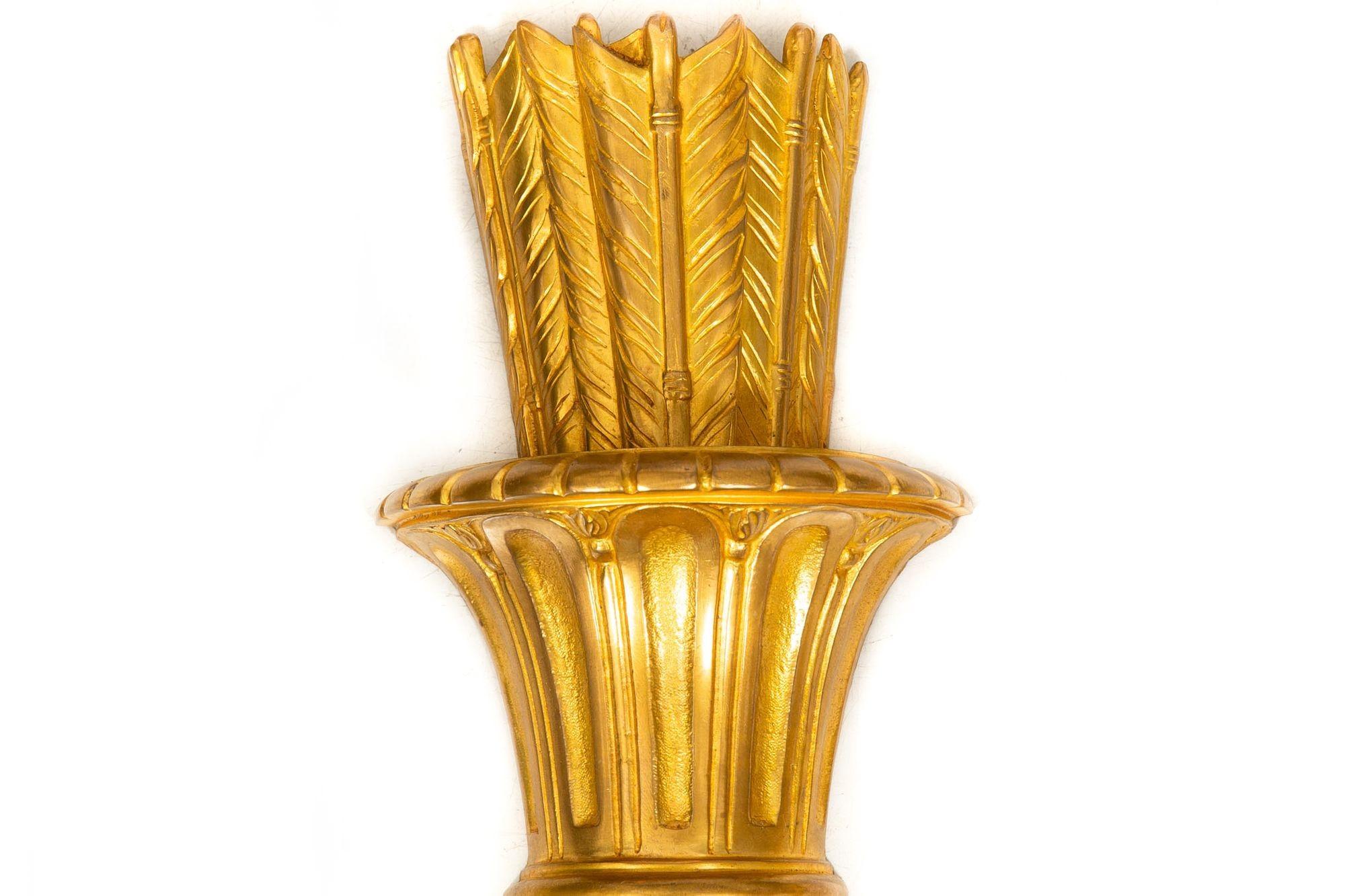 Pareja de candelabros de pared de dos luces de bronce dorado estilo Luis XVI francés Dorado en venta