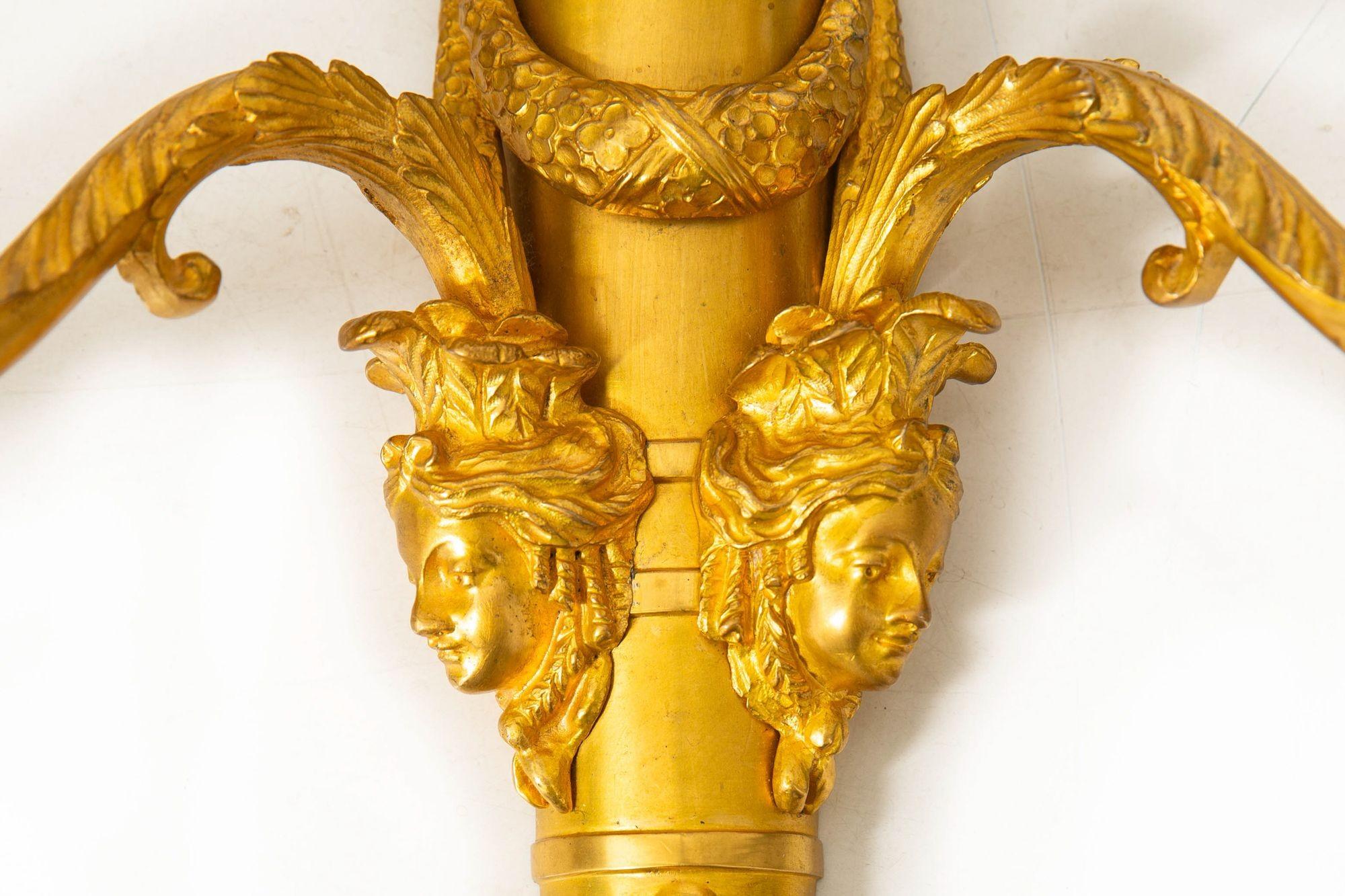 Pareja de candelabros de pared de dos luces de bronce dorado estilo Luis XVI francés siglo XX en venta