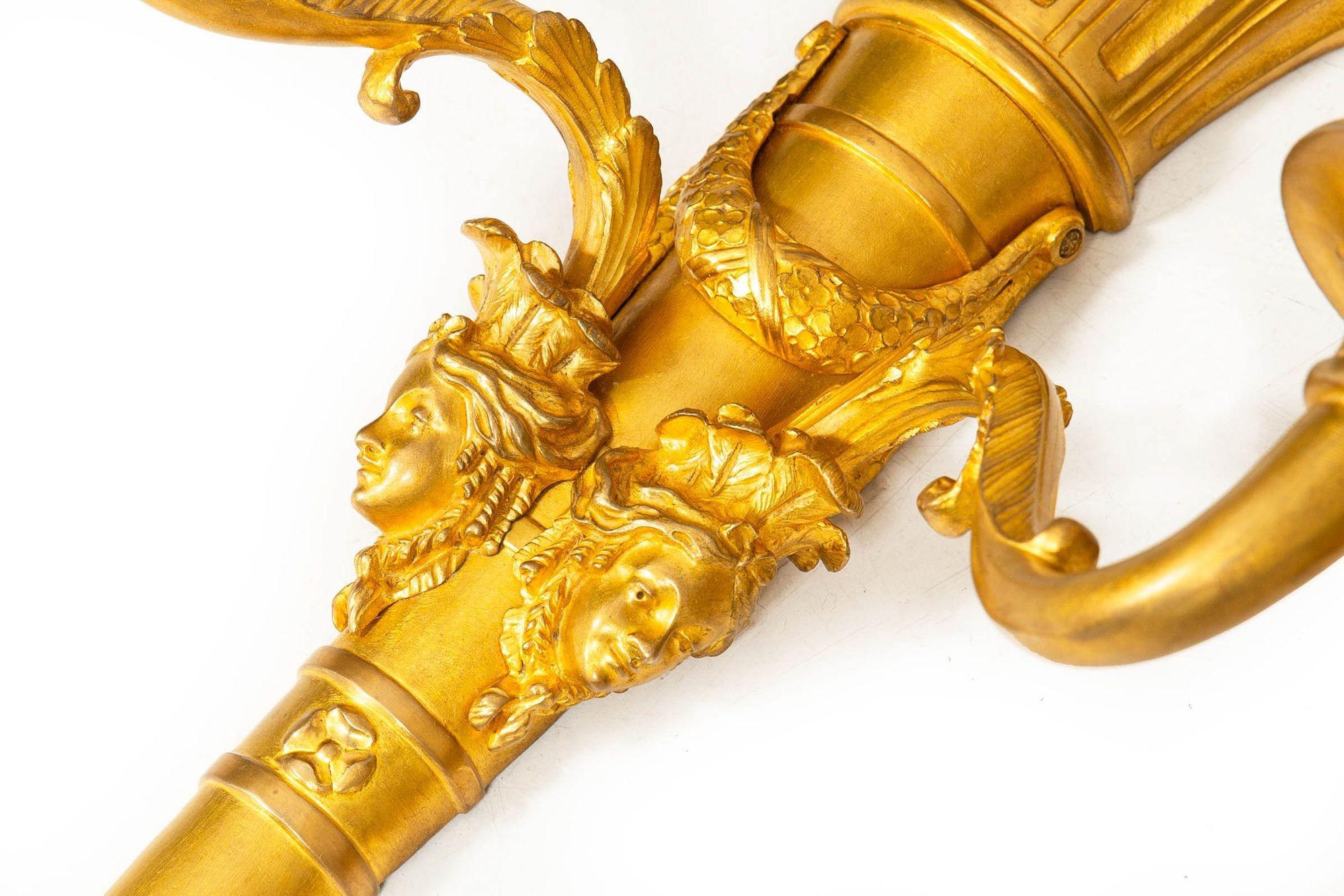 Pareja de candelabros de pared de dos luces de bronce dorado estilo Luis XVI francés en venta 1
