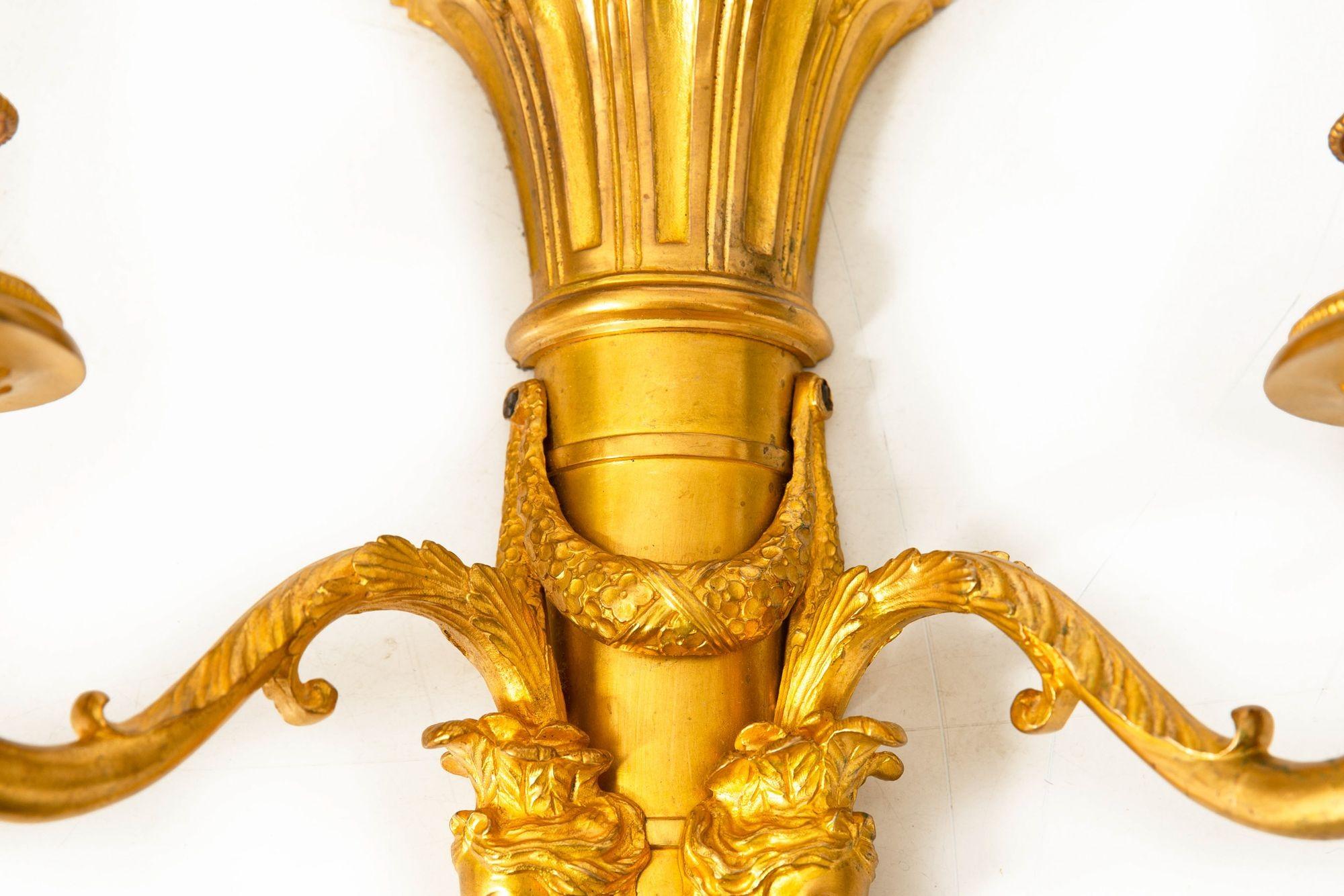 Pareja de candelabros de pared de dos luces de bronce dorado estilo Luis XVI francés en venta 2