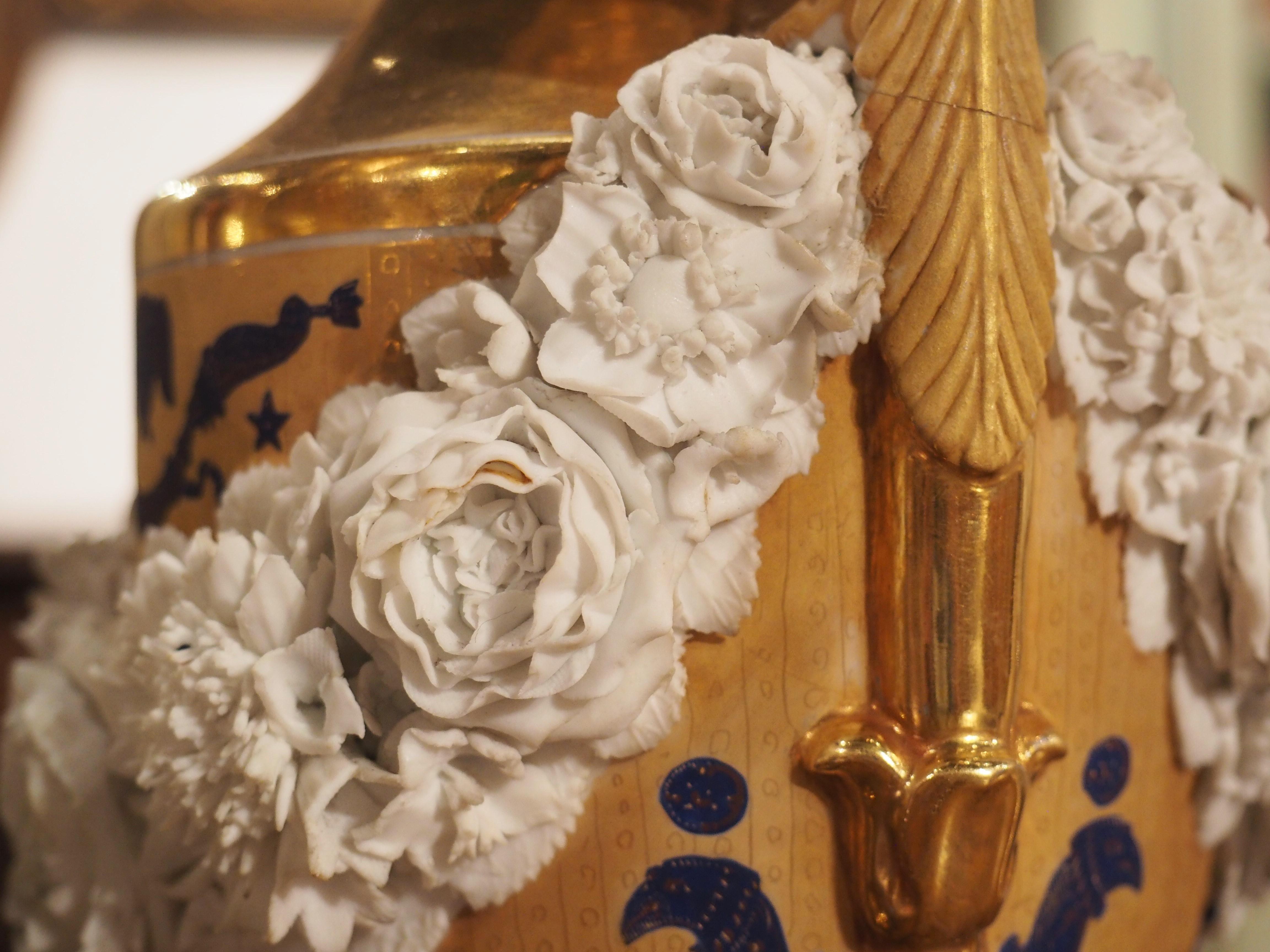 Paire de vases français de style Louis XVI en vermeil avec des guirlandes en biscuit, vers 1870 en vente 7