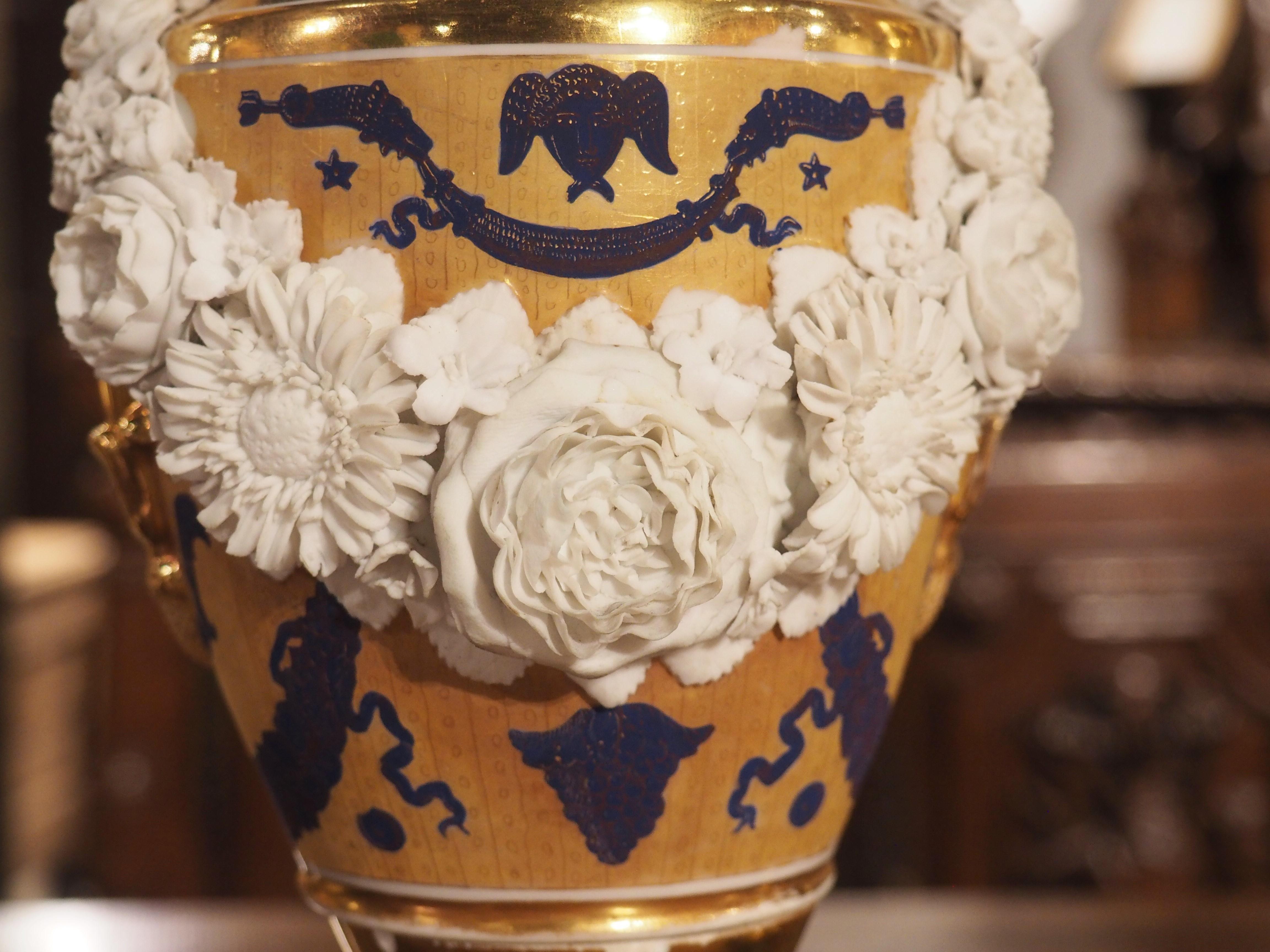 Paire de vases français de style Louis XVI en vermeil avec des guirlandes en biscuit, vers 1870 en vente 10