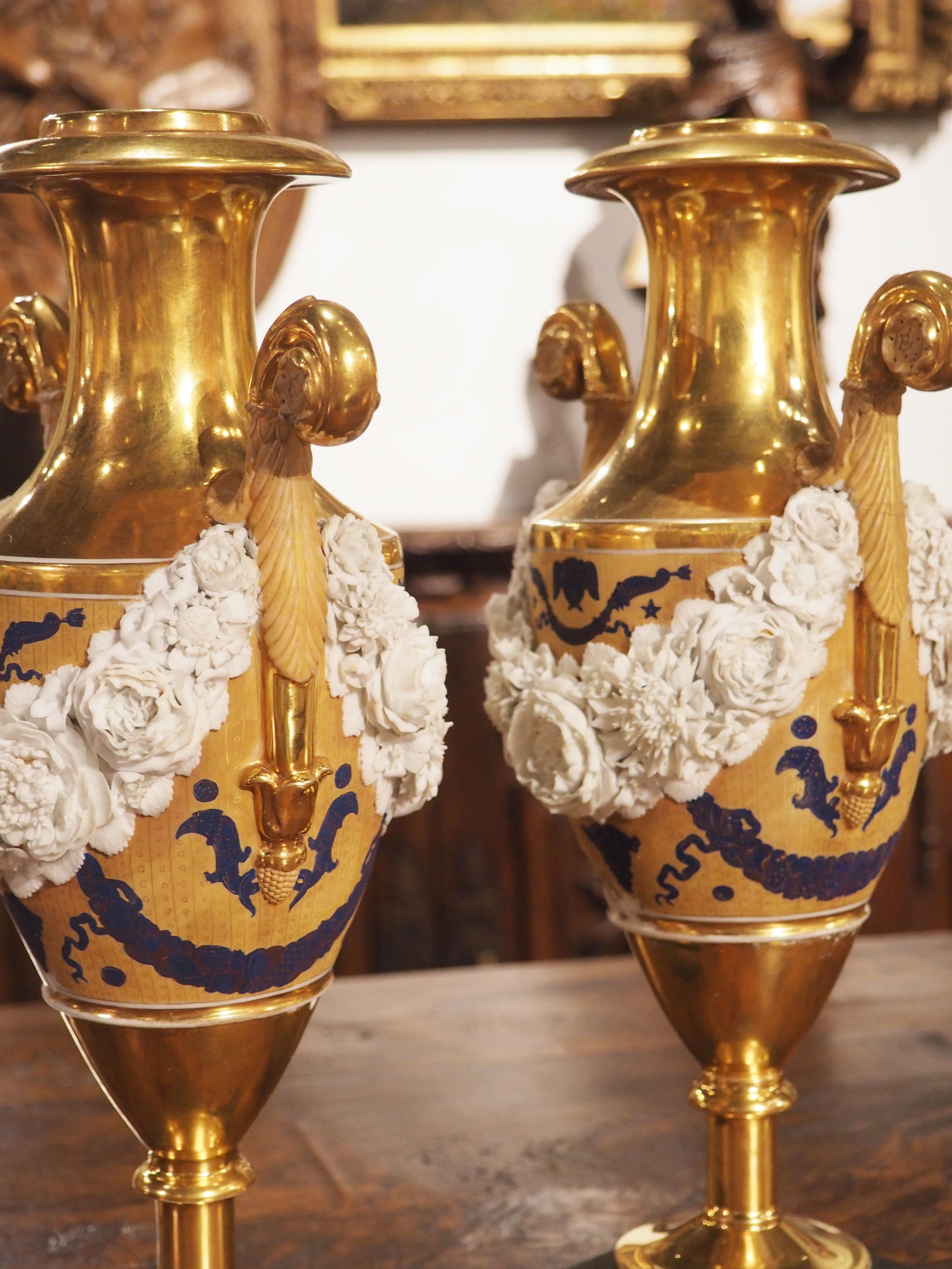 Paire de vases français de style Louis XVI en vermeil avec des guirlandes en biscuit, vers 1870 en vente 11