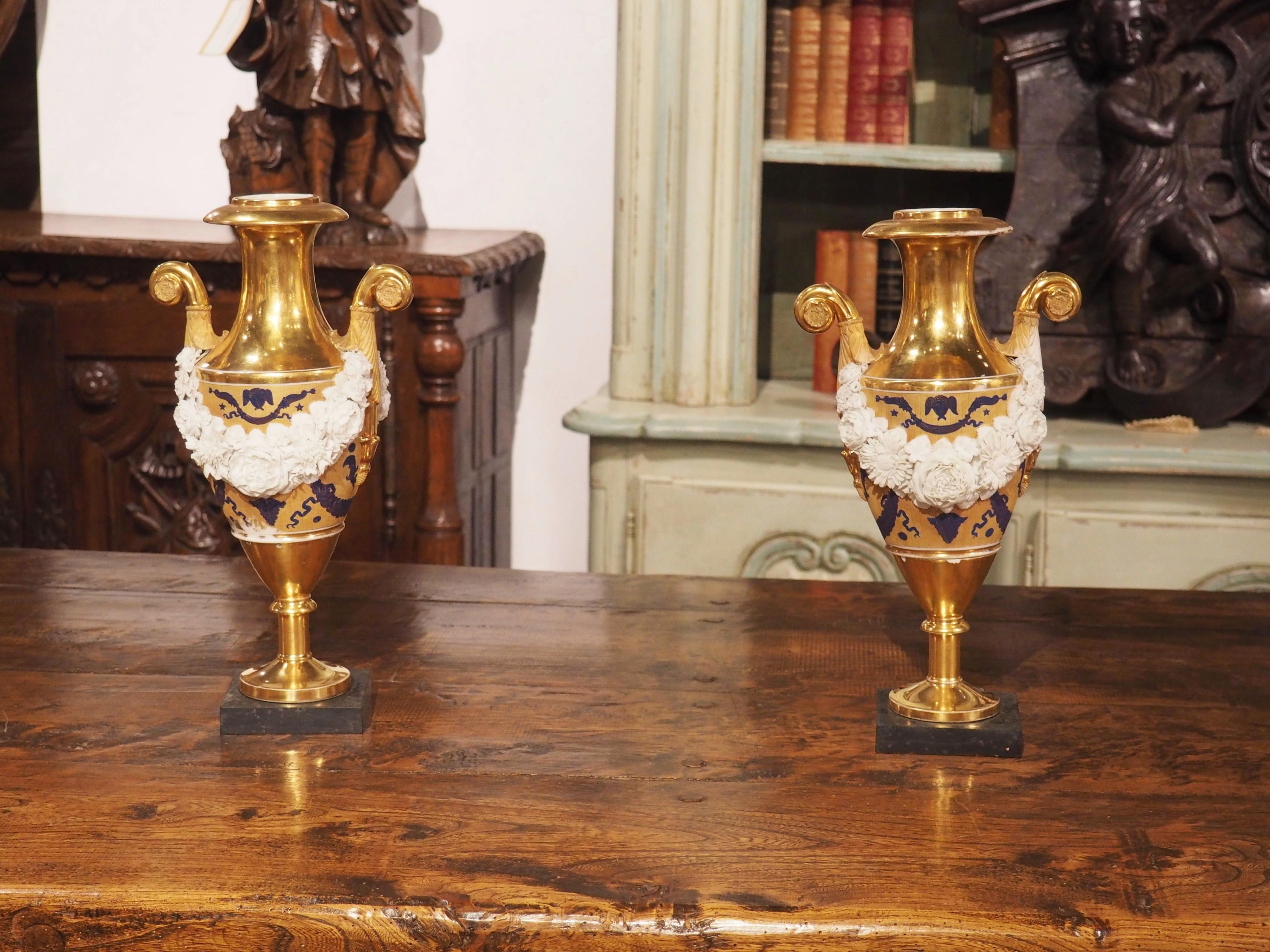 Français Paire de vases français de style Louis XVI en vermeil avec des guirlandes en biscuit, vers 1870 en vente