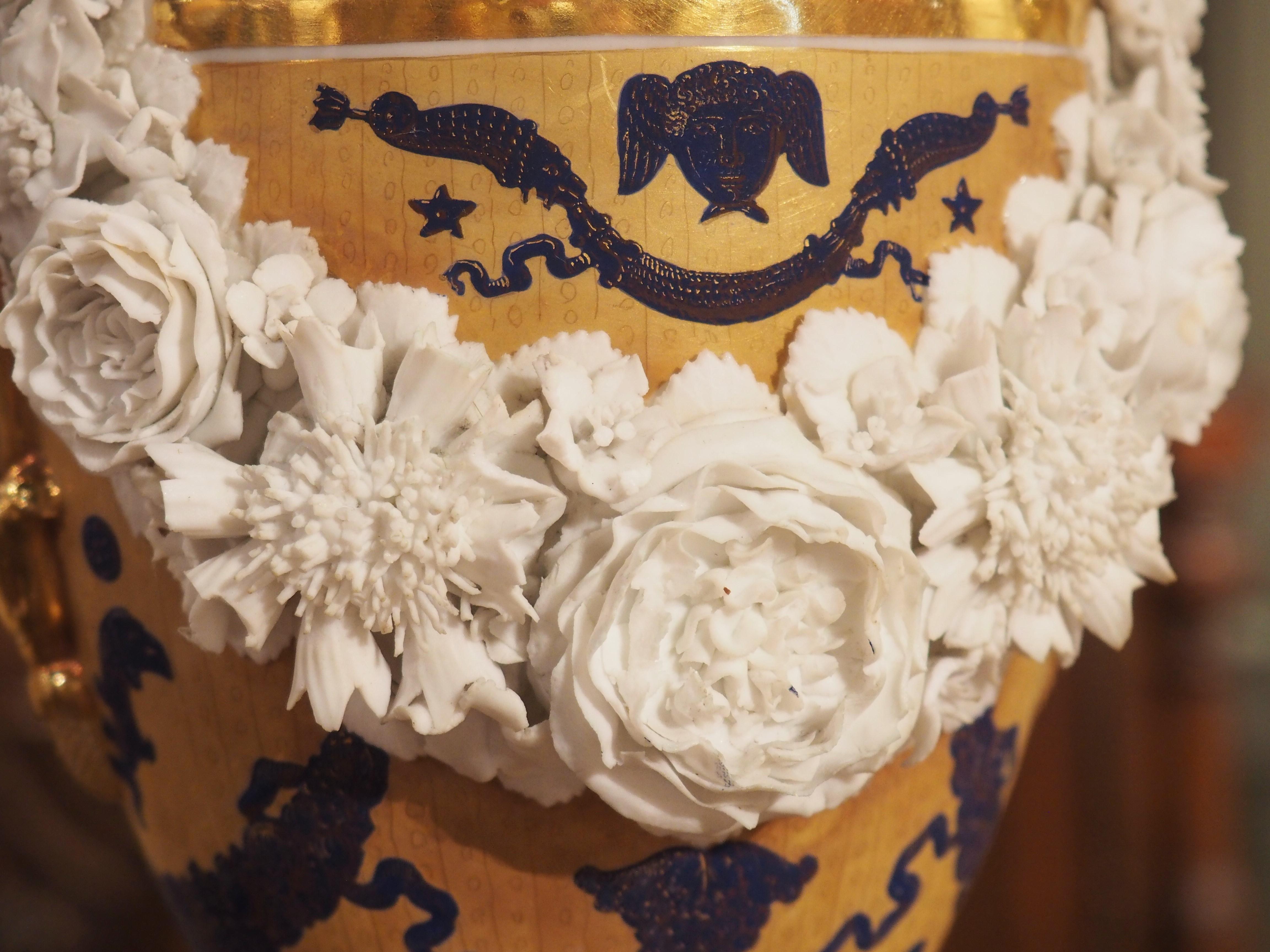Fin du XIXe siècle Paire de vases français de style Louis XVI en vermeil avec des guirlandes en biscuit, vers 1870 en vente