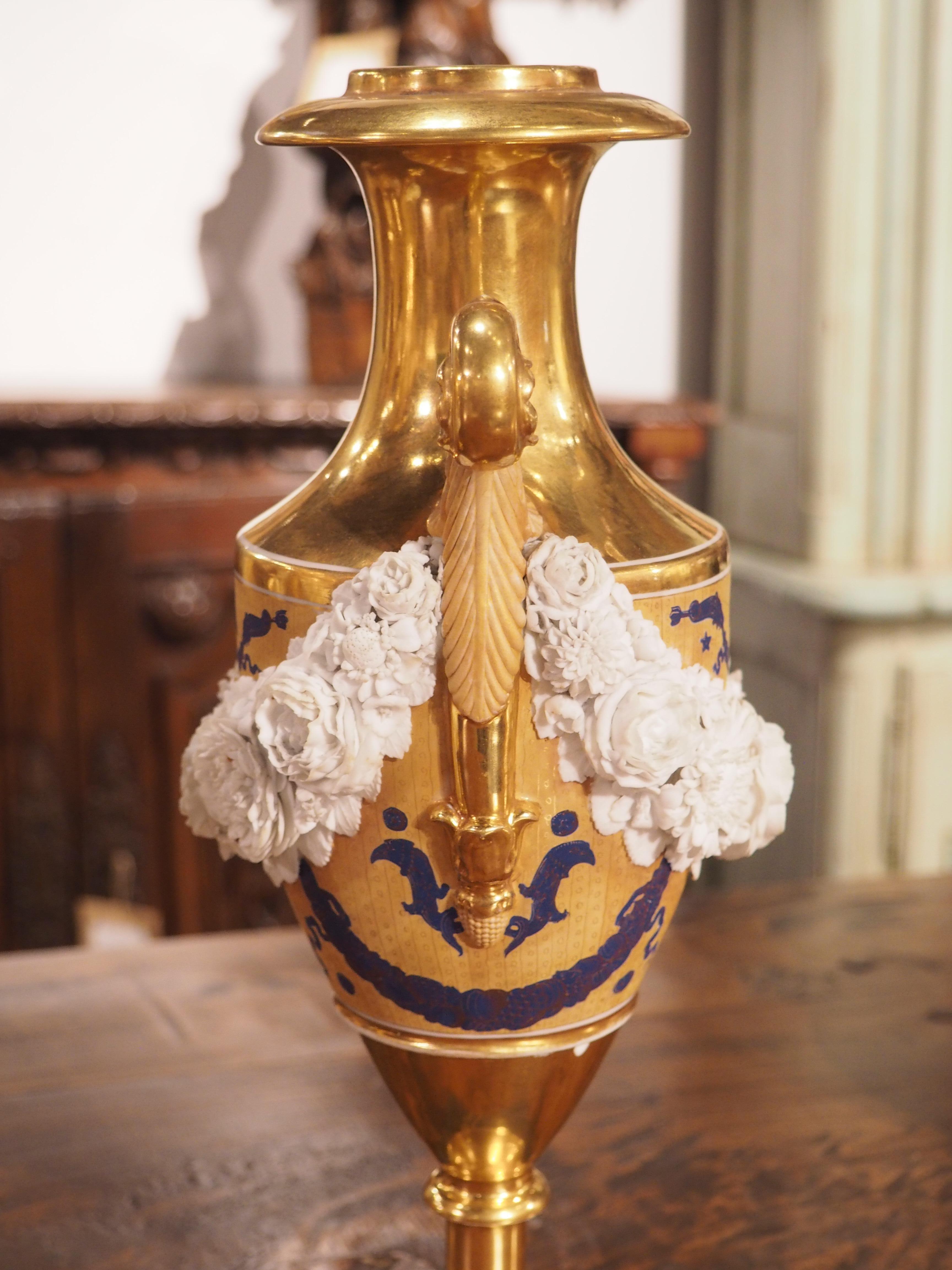 Céramique Paire de vases français de style Louis XVI en vermeil avec des guirlandes en biscuit, vers 1870 en vente