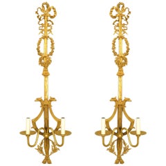 Pareja de apliques franceses dorados estilo Luis XVI