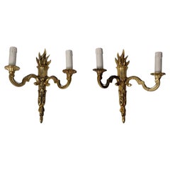 Par de apliques de pared dorados de estilo Luis XVI francés con detalles esculturales en forma de antorcha