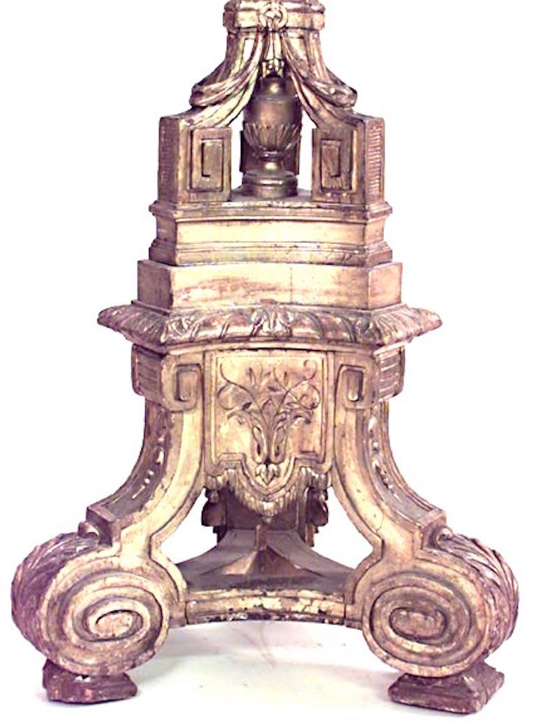 Paar französische Stehleuchter aus vergoldetem Holz im Louis-XVI.-Stil (19. Jahrhundert) im Angebot