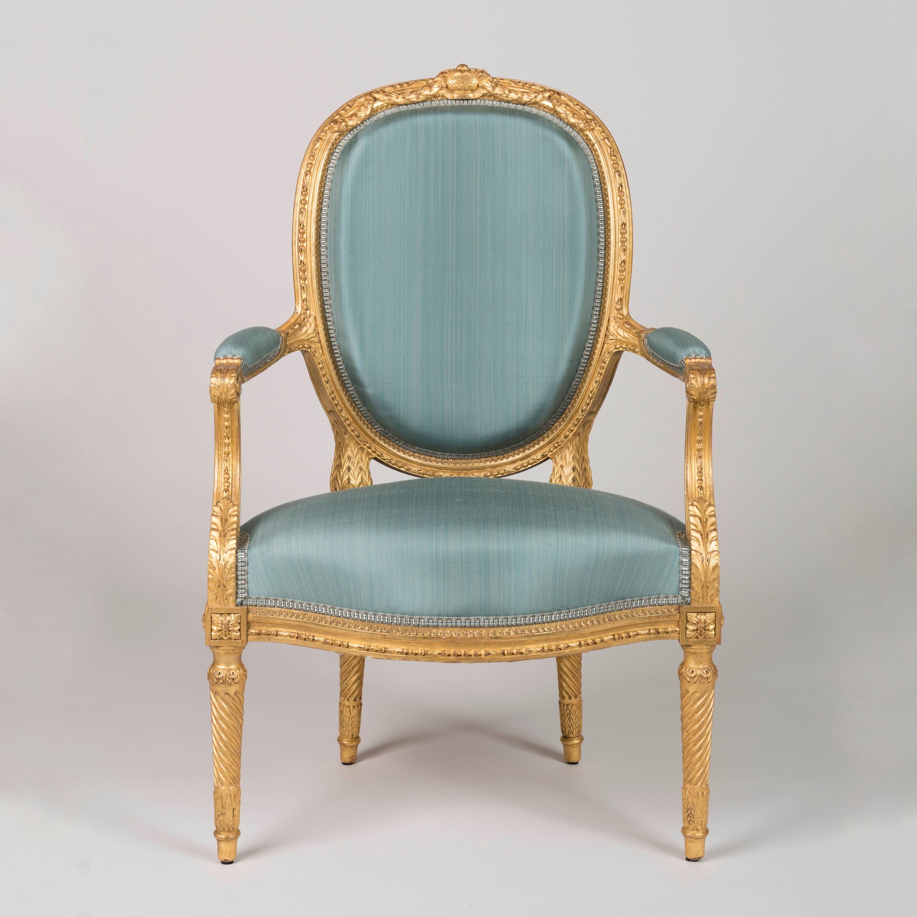 Talladas en madera dorada, diseñadas a la manera de Jacques-Jean-Baptiste Tilliard, que defendió el estilo neoclásico del siglo XVI. Cada silla tiene patas afiladas con acanaladuras en forma de torsade, la barandilla del asiento curvada con adornos