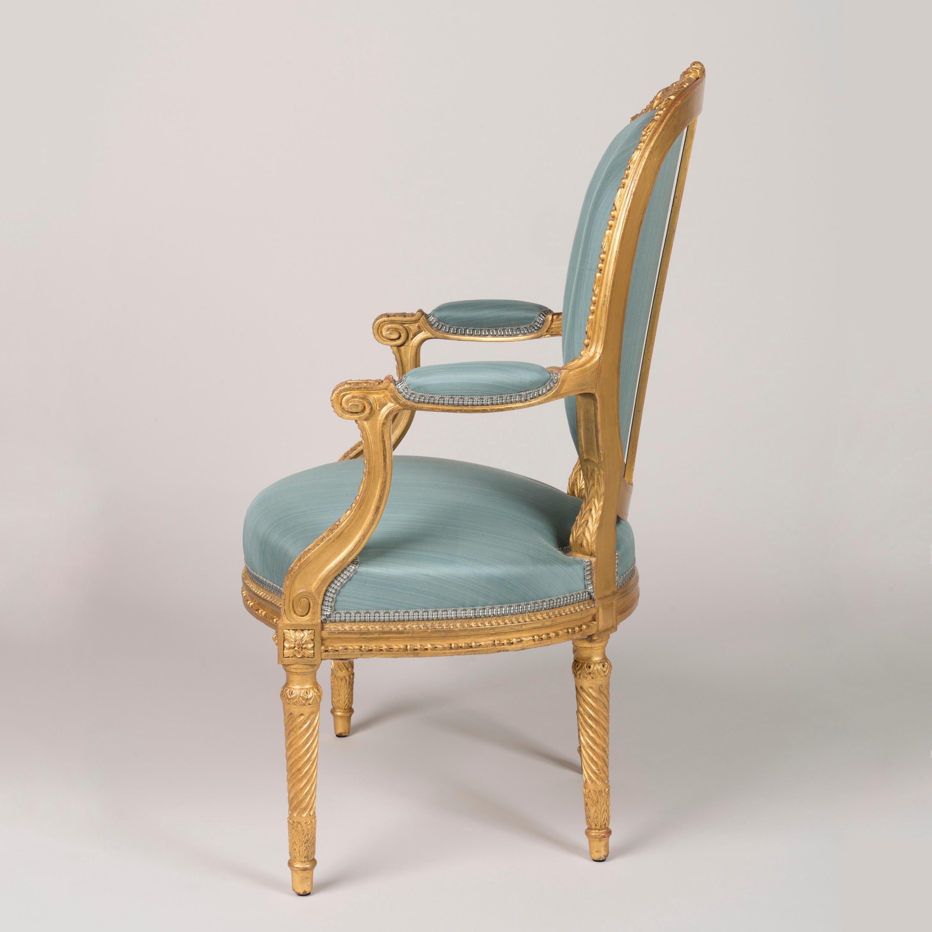 Pareja de sillones franceses de madera dorada estilo Luis XVI de François Linke Francés en venta
