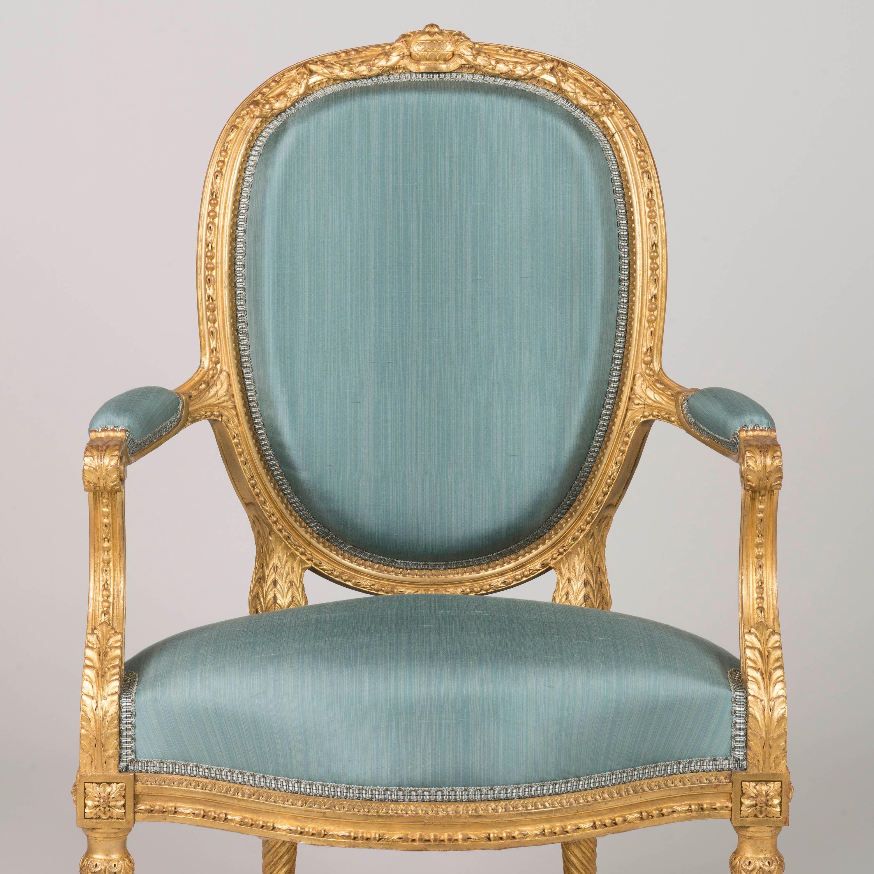 Pareja de sillones franceses de madera dorada estilo Luis XVI de François Linke siglo XX en venta