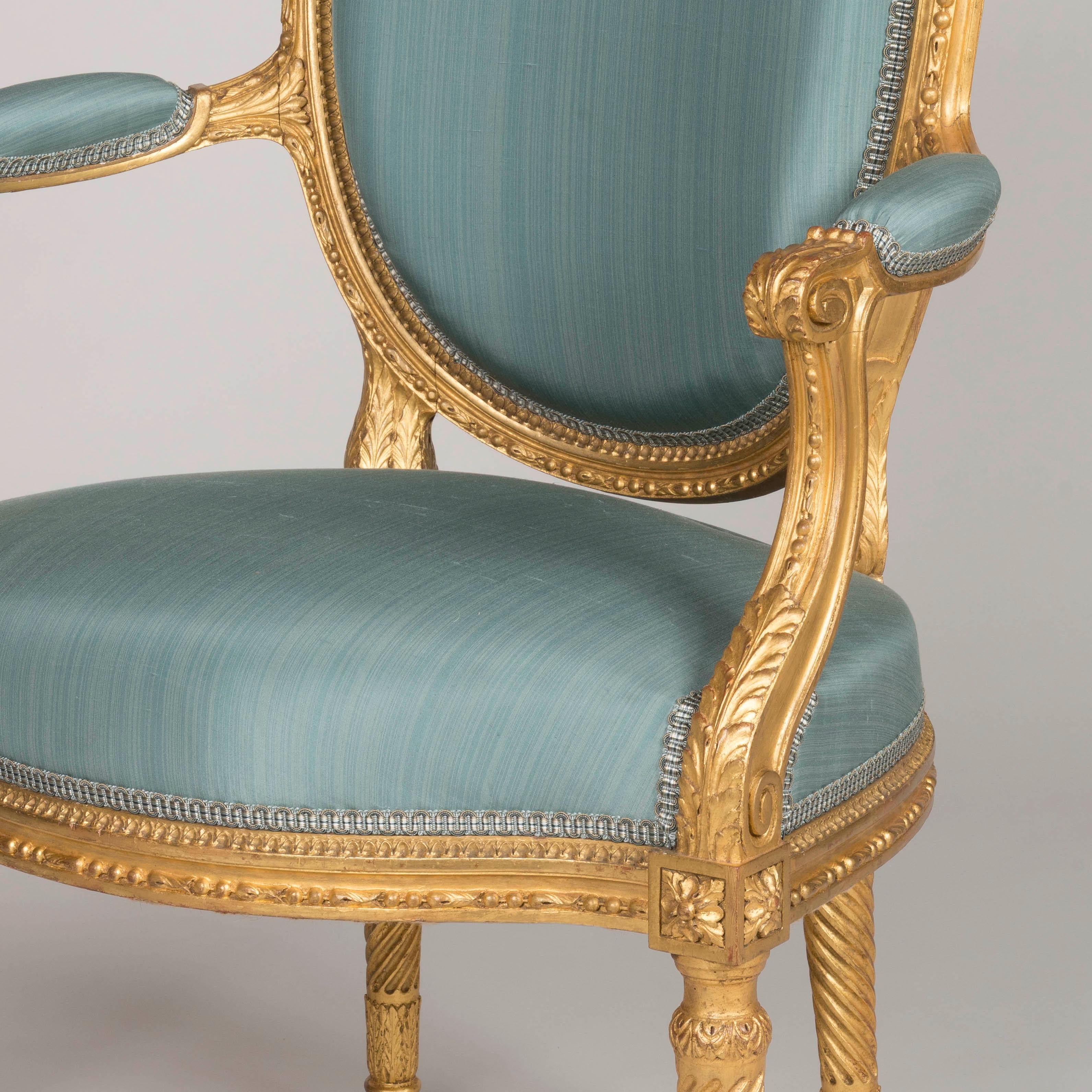 Pareja de sillones franceses de madera dorada estilo Luis XVI de François Linke Tapicería en venta