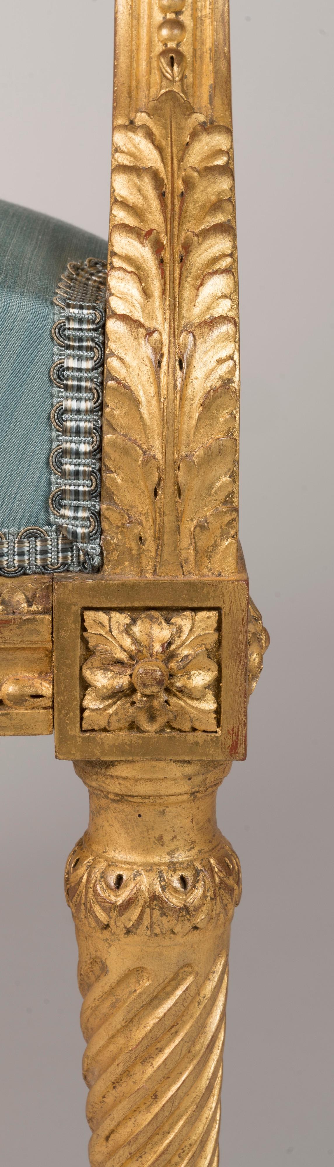 Pareja de sillones franceses de madera dorada estilo Luis XVI de François Linke en venta 1