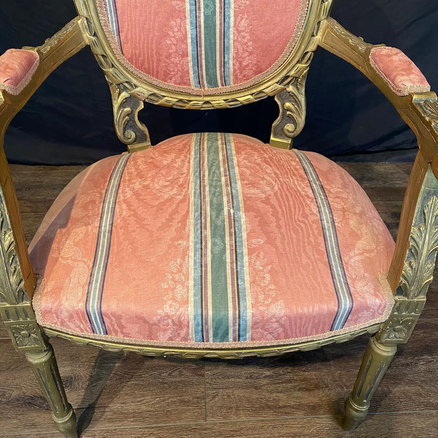 Charmante paire de fauteuils en bois doré de style Louis XVI avec dossier en médaillon. Ces chaises élégamment sculptées ajouteront de l'élégance à n'importe quelle pièce de la maison. Robuste et confortable ! # 8714