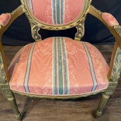 Paire de fauteuils français de style Louis XVI en bois doré