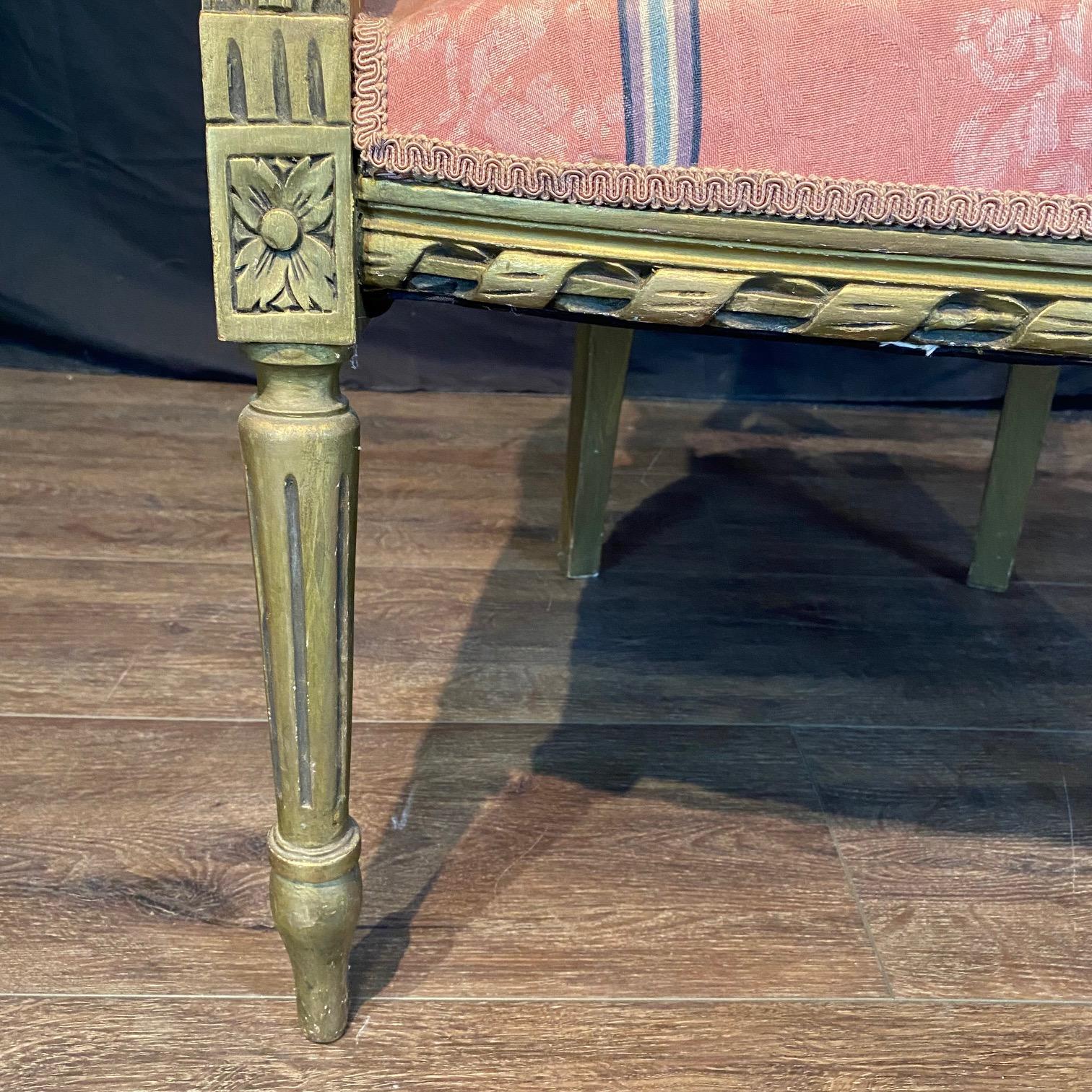 Français Paire de fauteuils français de style Louis XVI en bois doré en vente
